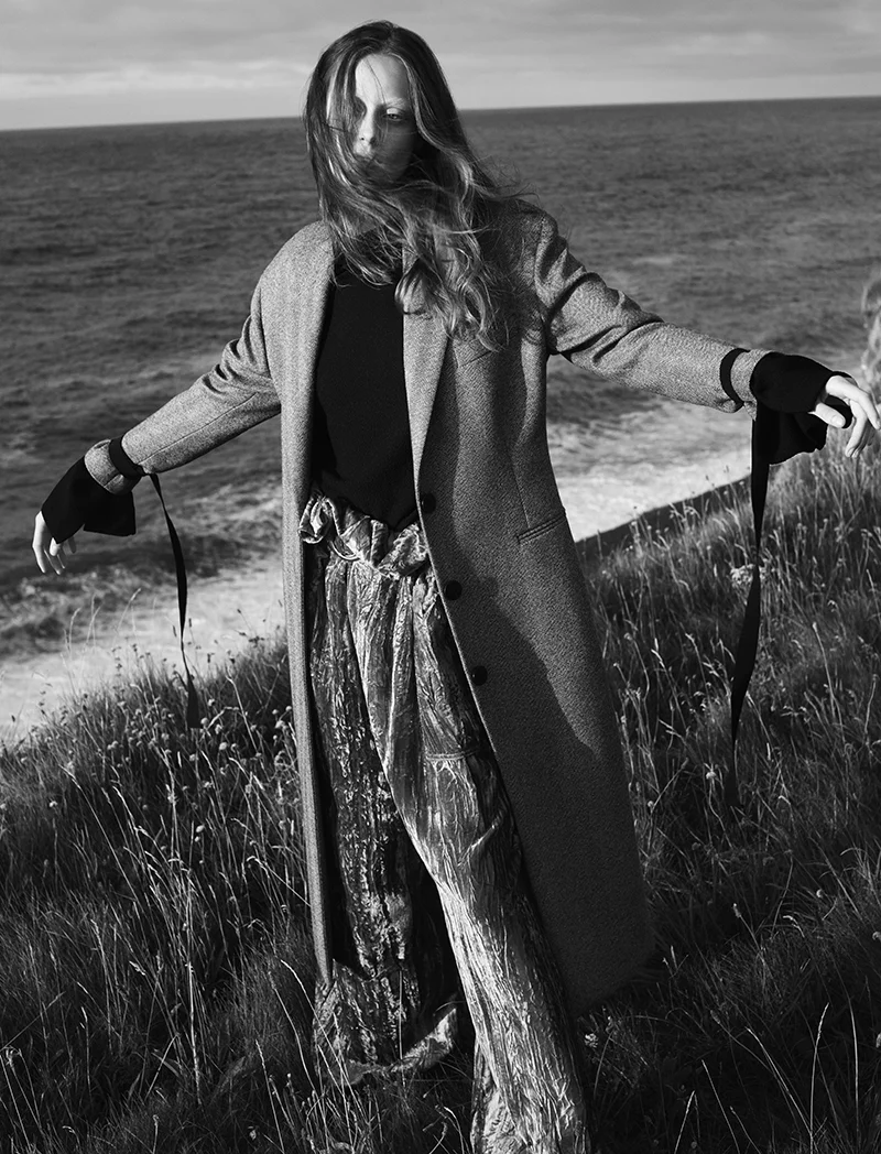 Blouse and trousers: Rejina Pyo / Coat: Neil Barrett / Shoes: MaxMara
