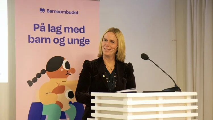 Vi ber kunnskapsministeren og Barneombudet gjennomgå bruk av ruskontrakter