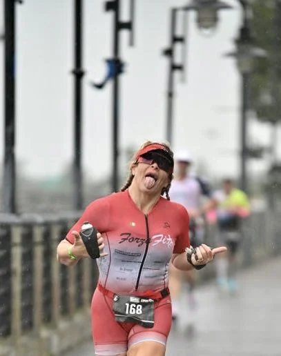 Rosa Laura having fun during the rainy half-marathon run at IRONMAN 70.3 North Carolina 2026.