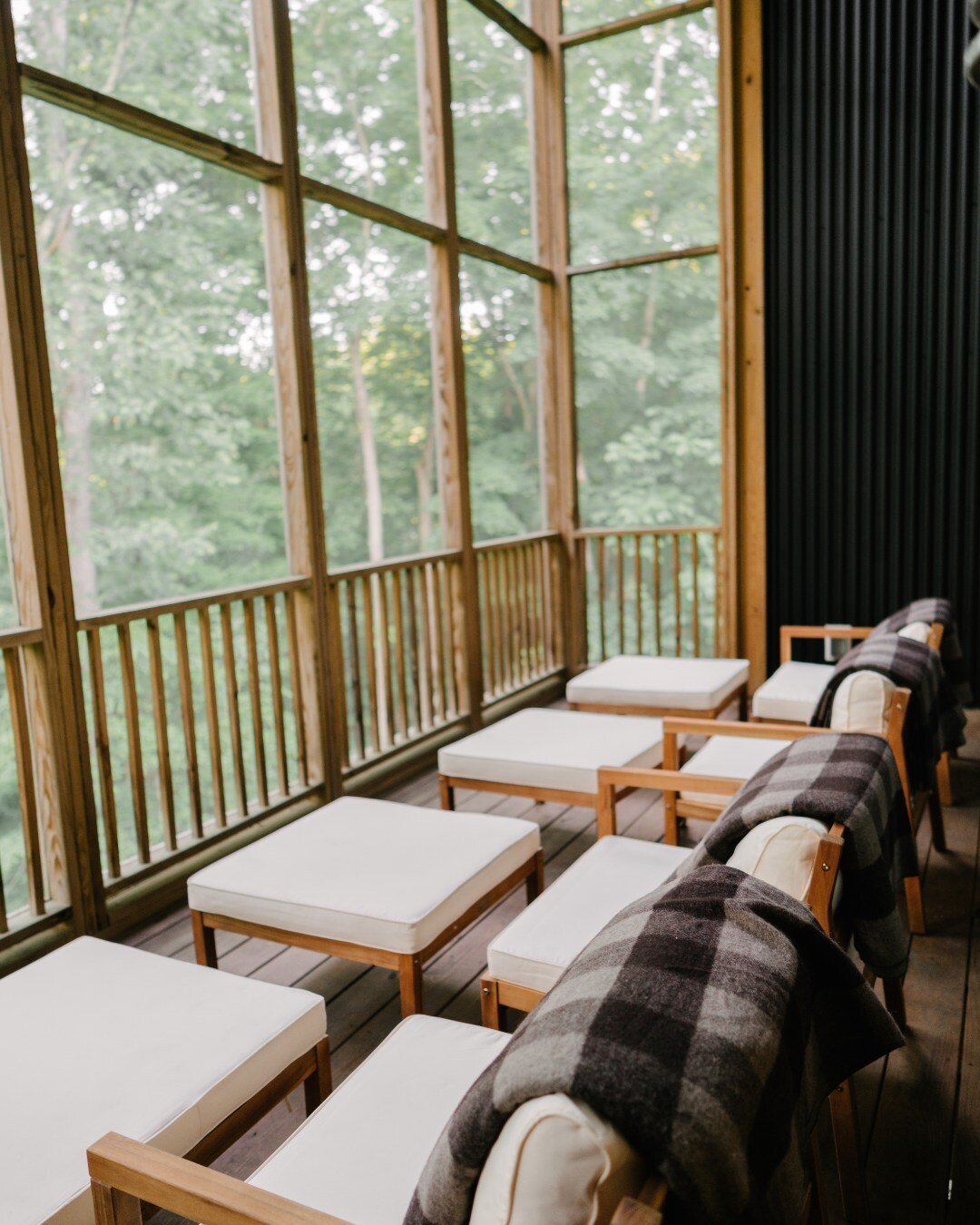 Porch goals at Clementine Creekhouse, a short term rental property in Callicoon, NY⁠
.⁠
.⁠
.⁠
.⁠
.⁠
.⁠
📸 @juliahembreesmith⁠
#OrelyInteriors #InteriorDesign #CallicoonNY #RedCottageStay #Coffeetable