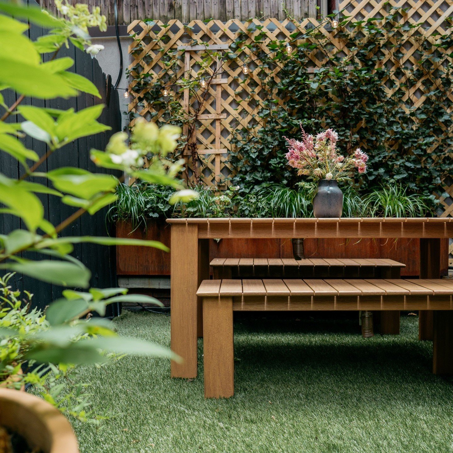 The perfect patio in Washington Square ⁠
.⁠
.⁠
.⁠
.⁠
.⁠
.⁠
.⁠
📸 @juliahembreesmith⁠
#OrleyInteriors #NYC #Outdoorspace #Patio #PatioDesign