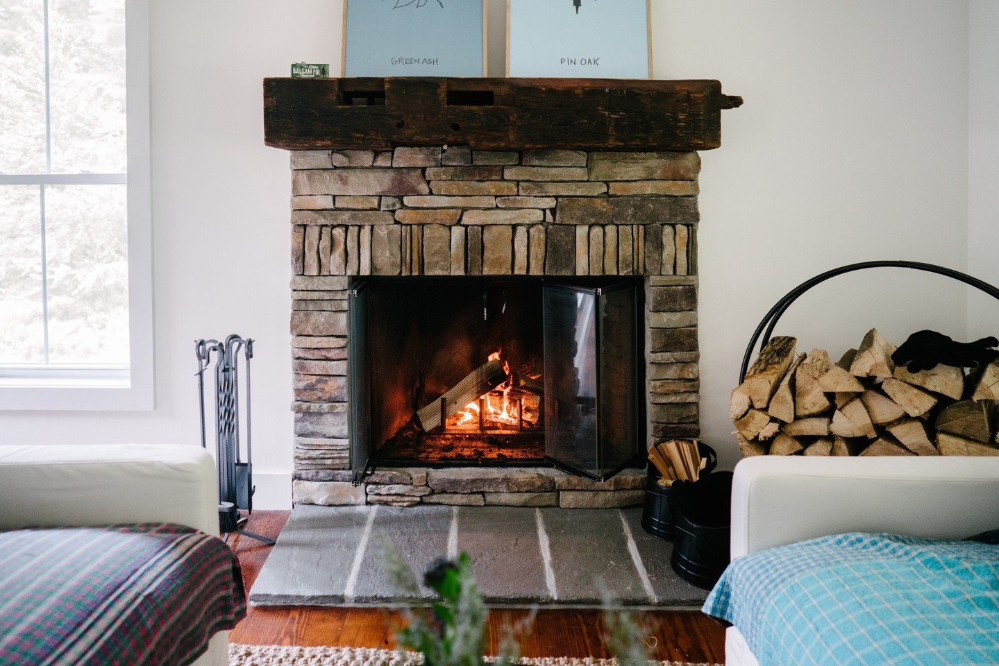 Fireplace moments at Blueberry Ridge, a short-term rental with @redcottageinc⁠
.⁠
.⁠
.⁠
.⁠
.⁠
.⁠
.⁠
📸 @juliahembreesmith⁠
#OrleyInteriors #RedCottageStay #ShortTermRental #InteriorDesign #DiningRoomDesign #Hospitality