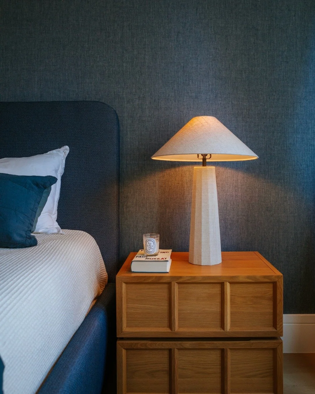 Textured wallpaper and layered wood tones at the Flatiron Penthouse.
.
.
.
.
.
#InteriorDesign #NYCInteriorDesigner #CollectedInteriors #WarmMinimalism #InteriorDesignDaily
