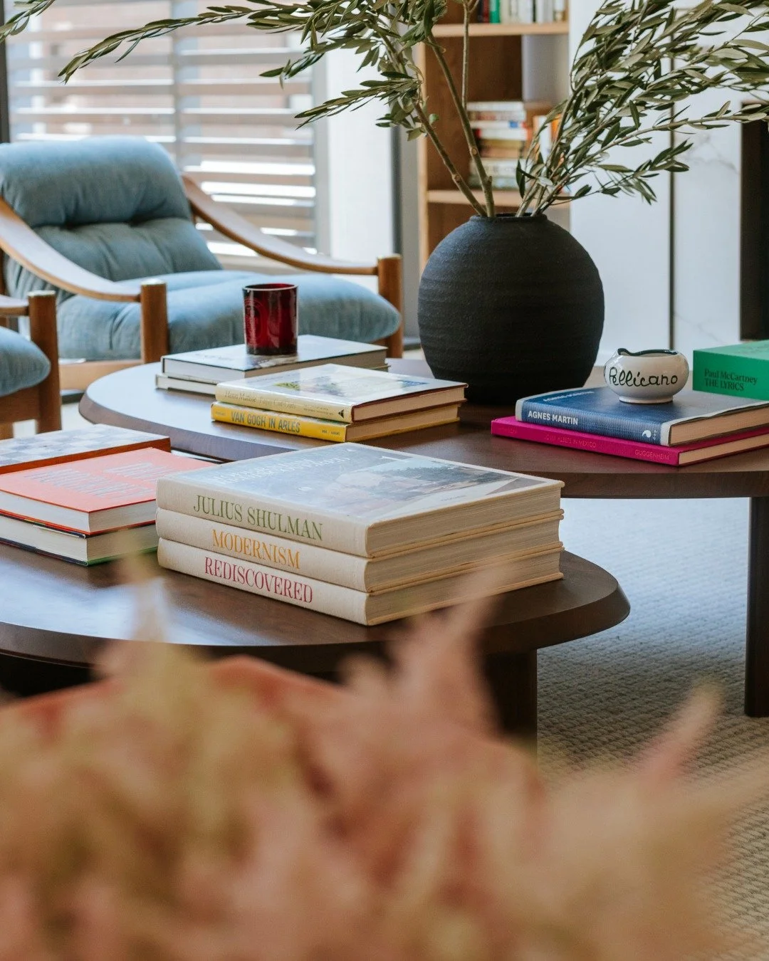 Details of the living room at the Flatiron Penthouse.
.
.
.
.
.
#InteriorDesign #NYCInteriorDesigner #CollectedInteriors #WarmMinimalism #InteriorDesignDaily