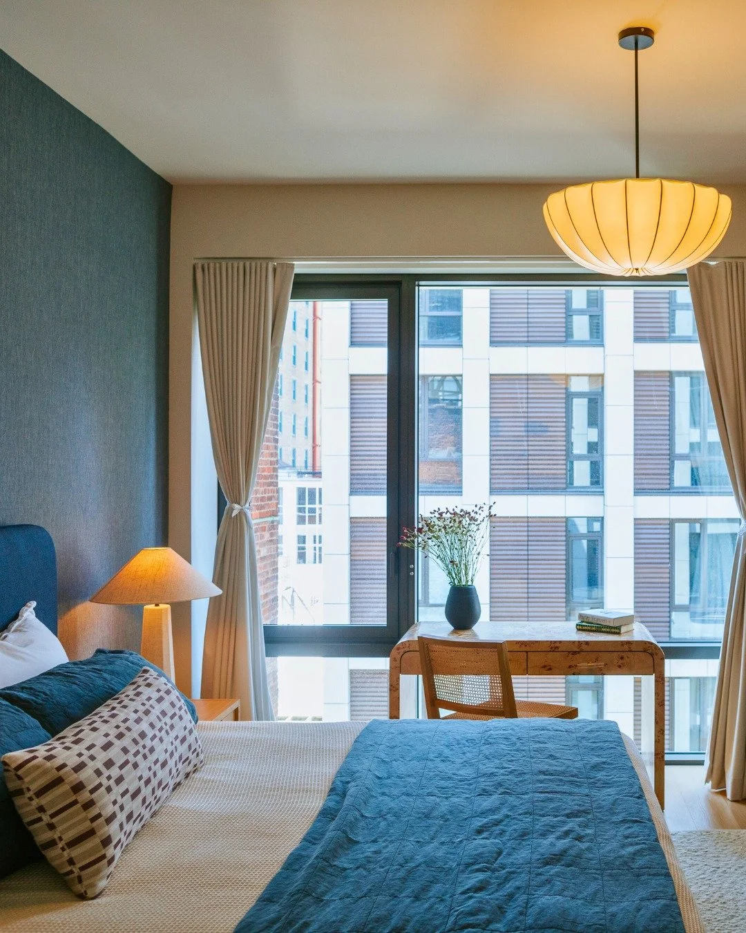 Cozy with a view at the Flatiron Penthouse.
.
.
.
.
.
#InteriorDesign #NYCInteriorDesigner #CollectedInteriors #WarmMinimalism #InteriorDesignDaily