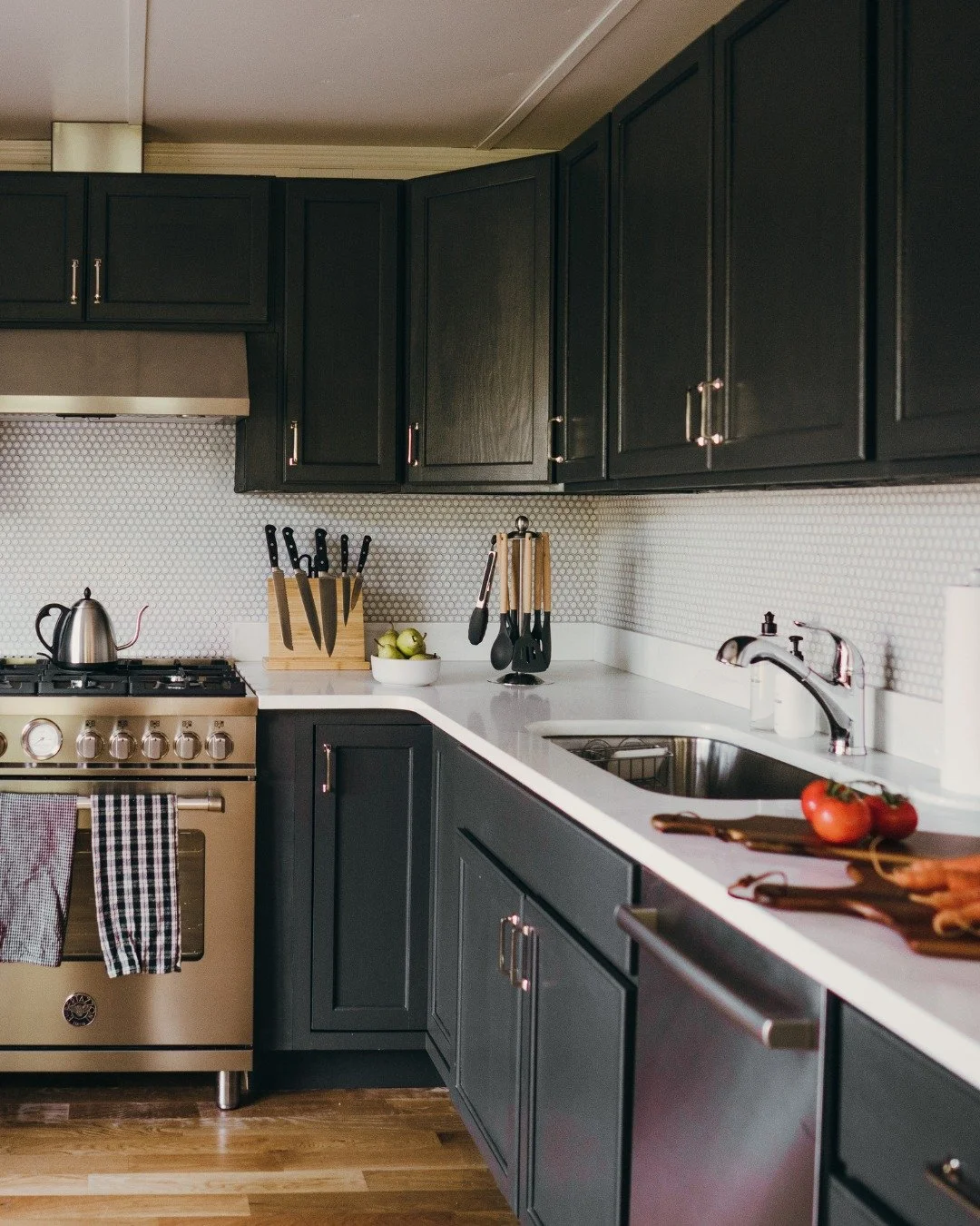 A modern log cabin kitchen at Cranberry Pond.
.
.
.
.
.
#VacationRental #BedoomDesign #InteriorDesign #UpstateNY