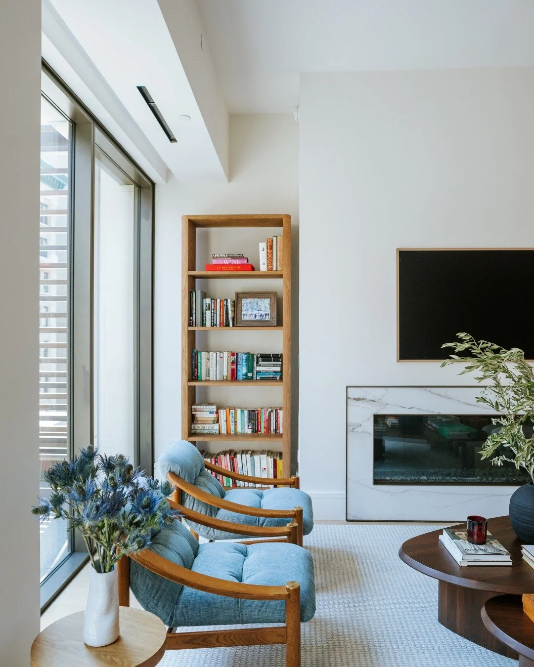 Natural light, natural tones, and just the right amount of color at the Flatiron Penthouse.
.
.
.
.
.
#InteriorDesign #NYCInteriorDesigner #CollectedInteriors #WarmMinimalism #InteriorDesignDaily