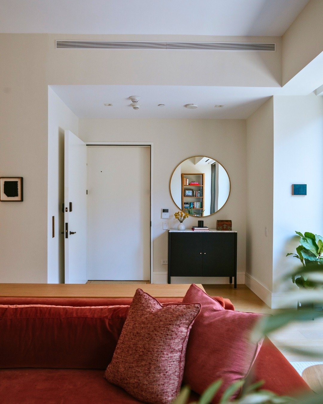 Muted palette, anchored by a bold red moment at the Flatiron Penthouse.
.
.
.
.
.
#InteriorDesign #NYCInteriorDesigner #CollectedInteriors #WarmMinimalism #InteriorDesignDaily