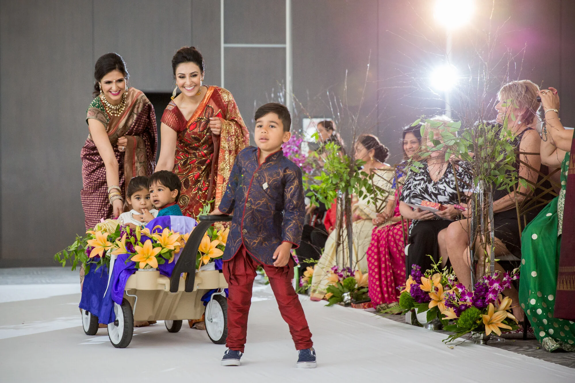 kids-during-hindu-wedding-ceremony.jpg