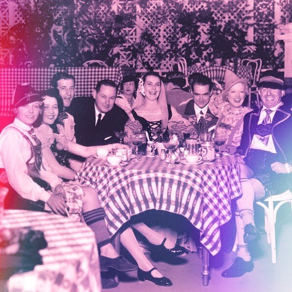 You&rsquo;re going to guess this week&rsquo;s guest so easily, so I&rsquo;ll be starting with very vague hints...it&rsquo;s a woman. 💁🏼&zwj;♀️ But, can you name everyone at this table? 🥂🥂