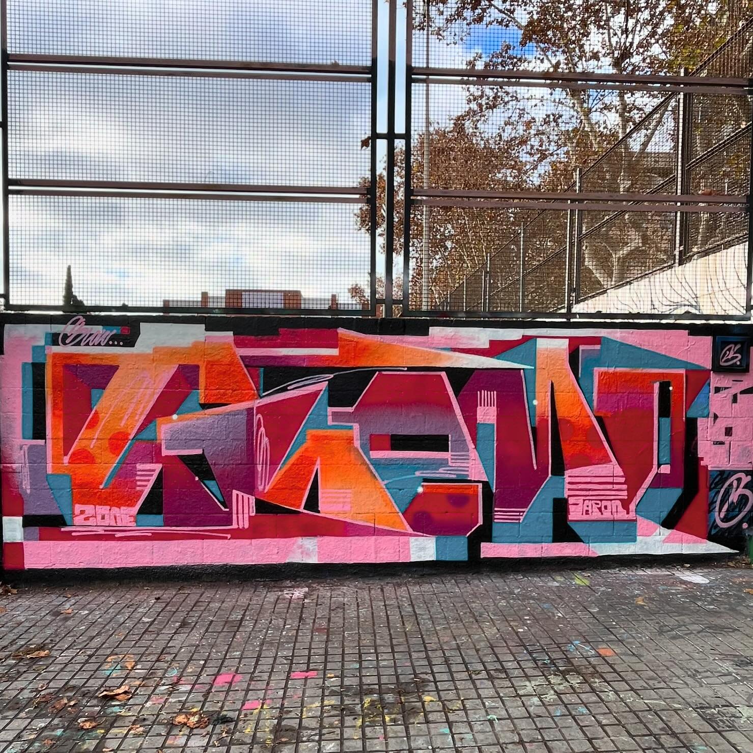 #streetart #bcnstreetart #streetartbarcelona #spraypaintart #spraypaintbarcelona #urbanart #urbanartist #barcelonastreetart #arteenlascalles #bcnstreetstyle #bcnstreetstyletour #arteurba #barcelonastreetstyletour #barcelonastreetstyletour.com #street