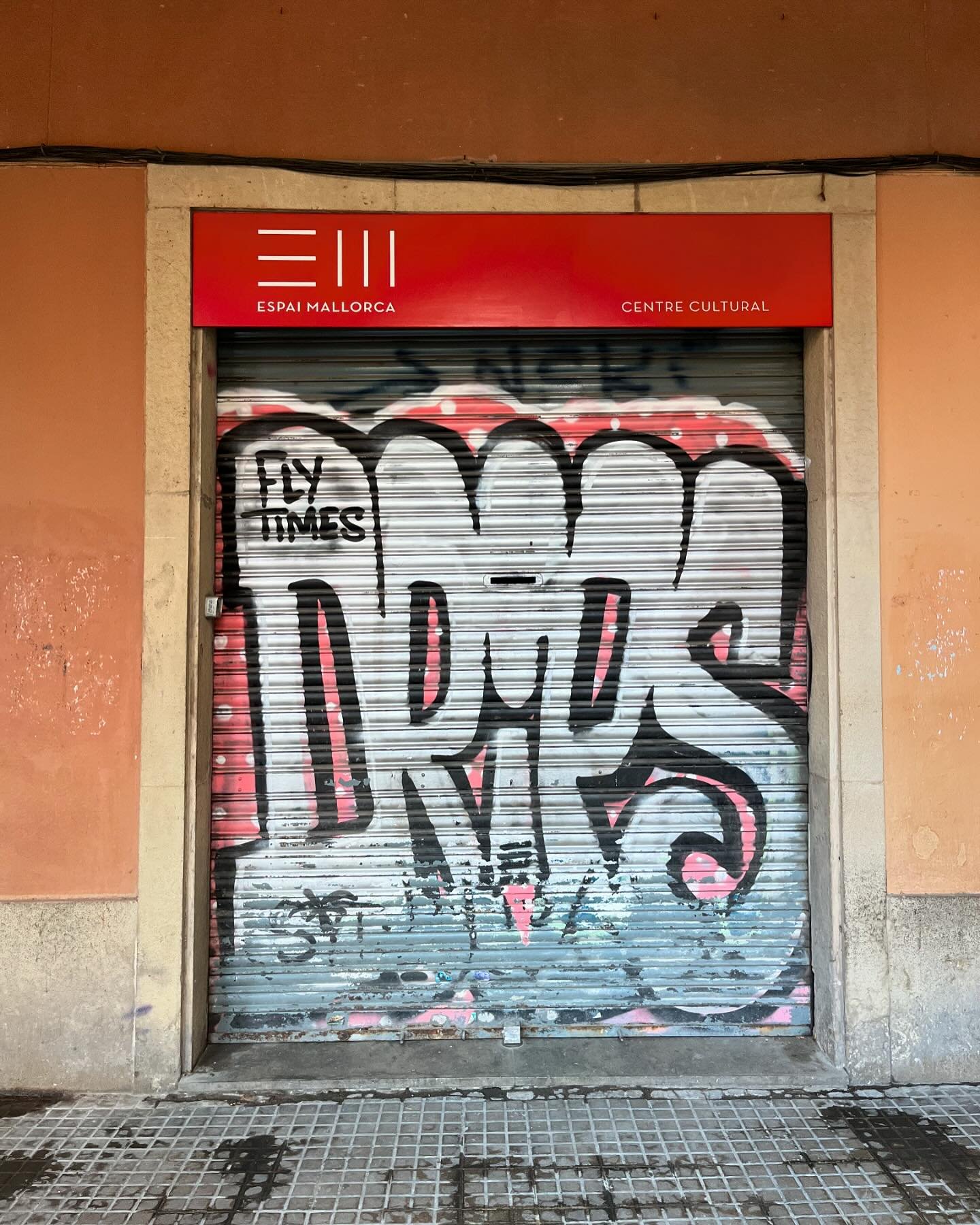 @dripsy.hussle #dripsy.hussle #graffiti #graffitiart #graffitiartist #graffitibarcelona #barcelonagraffiti #spraypaint #spraypaintart #bcngraffiti #arteenlascalles #spraypaintbarcelona #arteurba #bcnstreetstyletour #barcelonastreetstyletour #barcelon