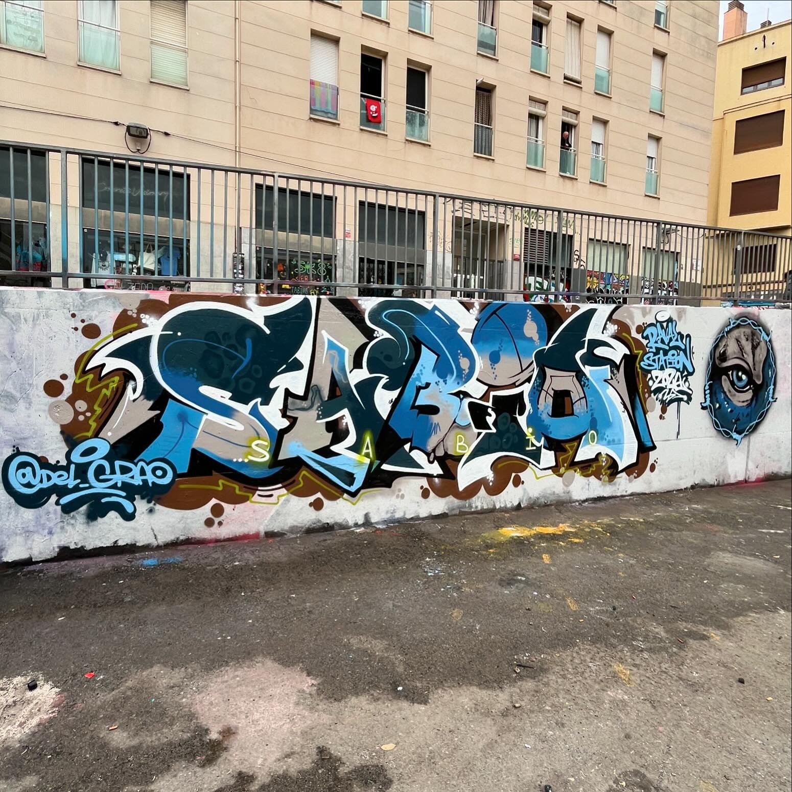 @del_grao #del_grao #graffiti #graffitiart #graffitiartist #graffitibarcelona #barcelonagraffiti #spraypaint #spraypaintart #bcngraffiti #arteenlascalles #spraypaintbarcelona #arteurba #bcnstreetstyletour #barcelonastreetstyletour #barcelonastreetsty