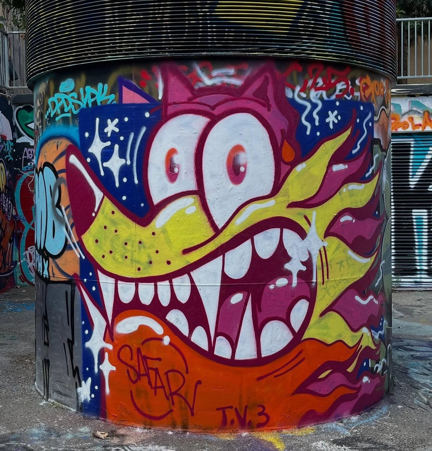 #streetart #bcnstreetart #streetartbarcelona #spraypaintart #spraypaintbarcelona #urbanart #urbanartist #barcelonastreetart #arteenlascalles #bcnstreetstyle #bcnstreetstyletour #arteurba #barcelonastreetstyletour #barcelonastreetstyletour.com #street