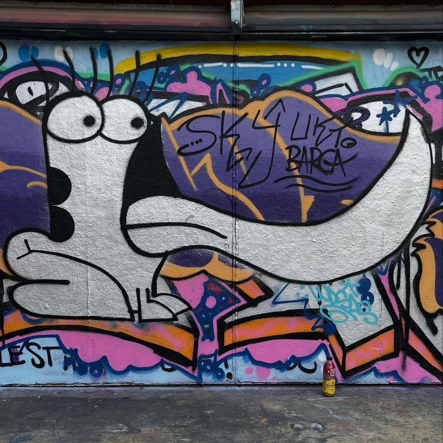 #streetart #bcnstreetart #streetartbarcelona #spraypaintart #spraypaintbarcelona #urbanart #urbanartist #barcelonastreetart #arteenlascalles #bcnstreetstyle #bcnstreetstyletour #arteurba #barcelonastreetstyletour #barcelonastreetstyletour.com #street