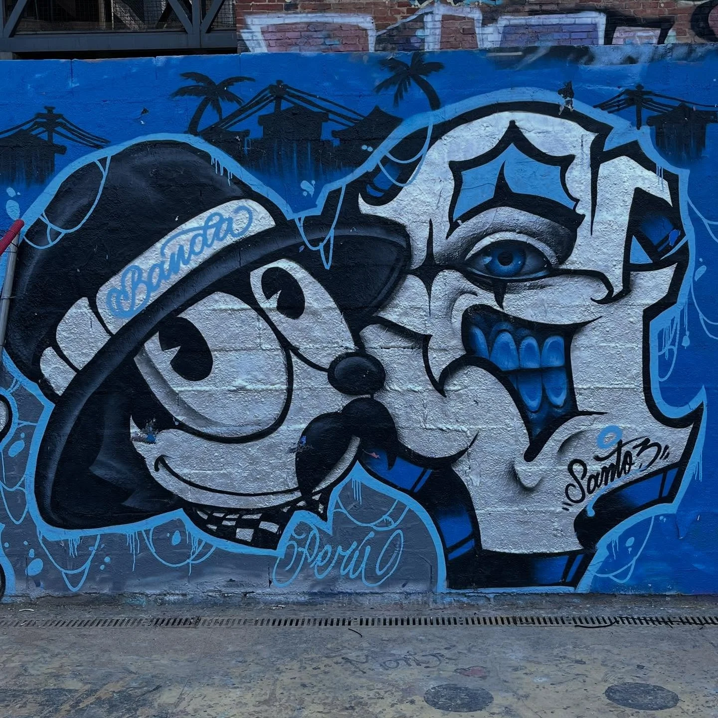 @elsanto3.art @juniorbandatattoo #elsanto3.art #juniorbandatattoo #streetart #bcnstreetart #streetartbarcelona #spraypaintart #spraypaintbarcelona #urbanart #urbanartist #barcelonastreetart #arteenlascalles #bcnstreetstyle #bcnstreetstyletour #arteur