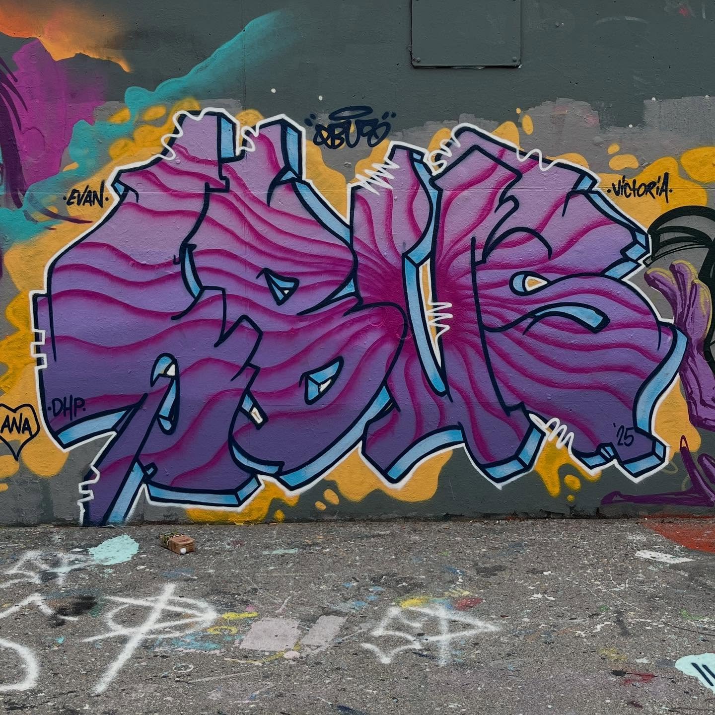 #graffiti #graffitiart #graffitiartist #graffitibarcelona #barcelonagraffiti #spraypaint #spraypaintart #bcngraffiti #arteenlascalles #spraypaintbarcelona #arteurba #bcnstreetstyletour #barcelonastreetstyletour #barcelonastreetstyletour.com #streetar