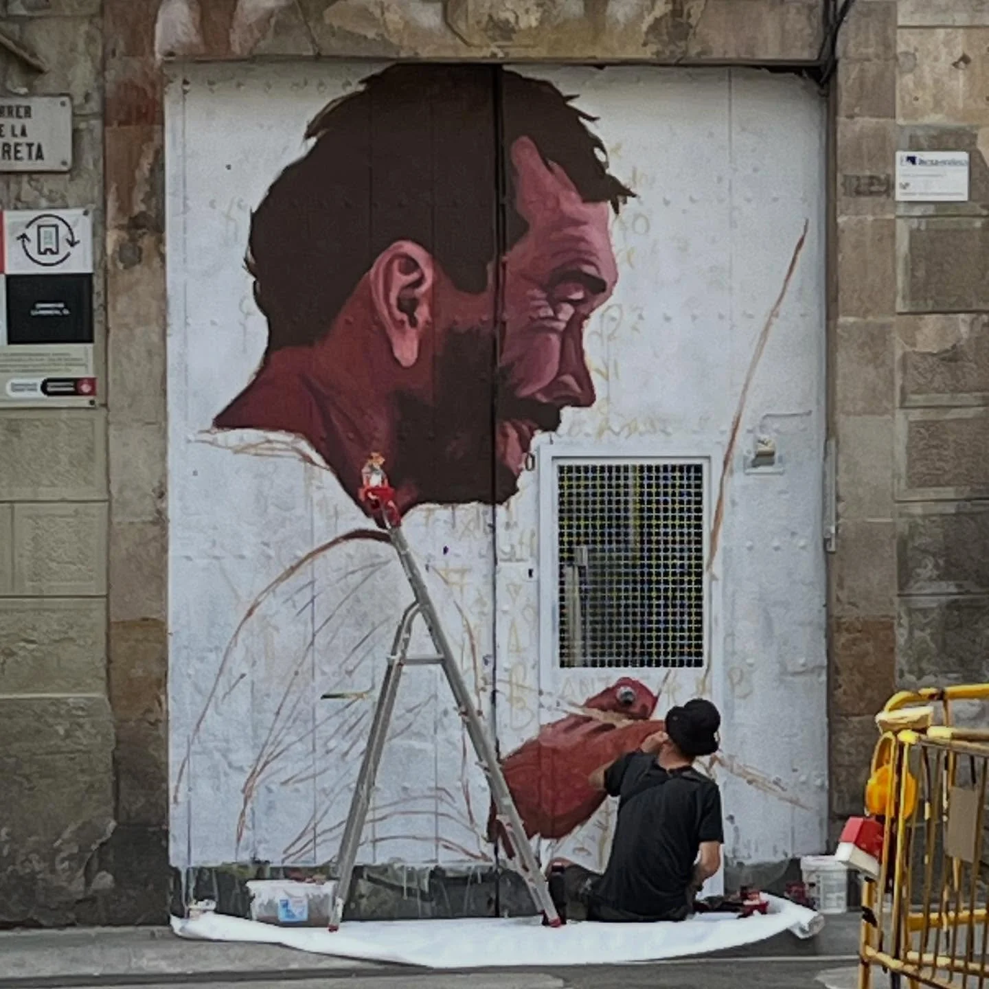 @brunelomorelo #brunelomorelo #paintbrush #paintbrushinthestreet #streetart #bcnstreetart #streetartbarcelona #spraypaintart #spraypaintbarcelona #urbanart #urbanartist #barcelonastreetart #arteenlascalles #bcnstreetstyle #bcnstreetstyletour #arteurb