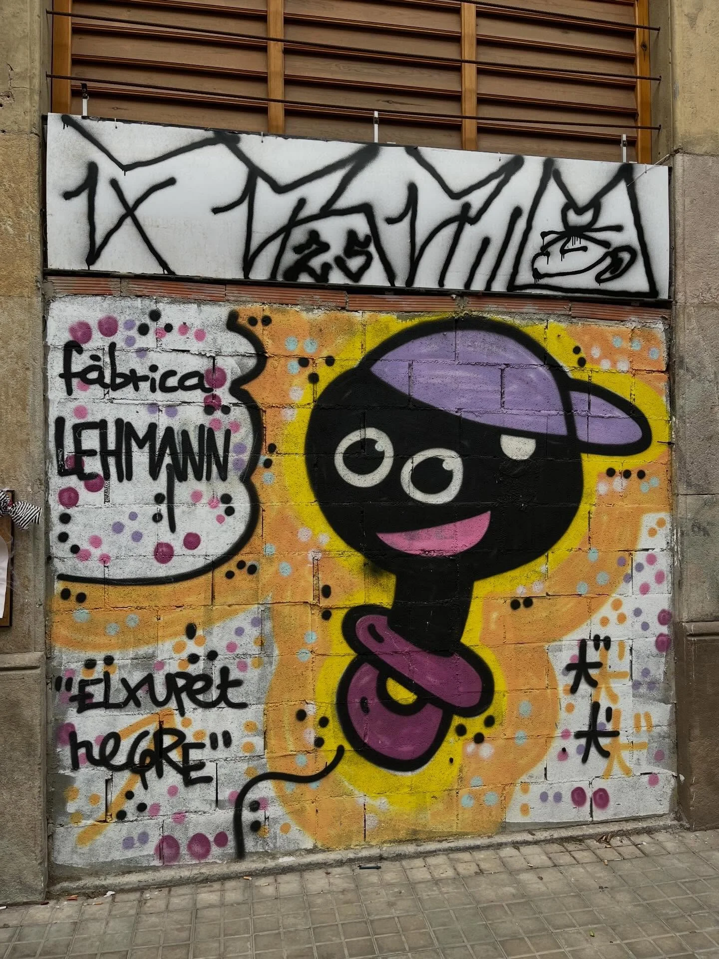 @elxupetnegre #elxupetnegre #streetart #bcnstreetart #streetartbarcelona #spraypaintart #spraypaintbarcelona #urbanart #urbanartist #barcelonastreetart #arteenlascalles #bcnstreetstyle #bcnstreetstyletour #arteurba #barcelonastreetstyletour #barcelon