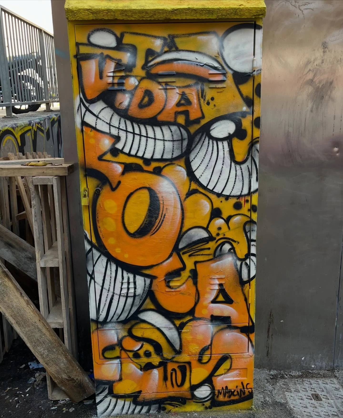 @madcinsart #madcinsart #streetart #bcnstreetart #streetartbarcelona #spraypaintart spraypaintbarcelona urbanart urbanartist barcelonastreetart arteenlascalles bcnstreetstyle bcnstreetstyletour arteurba barcelonastreetstyletour barcelonastreetstyleto