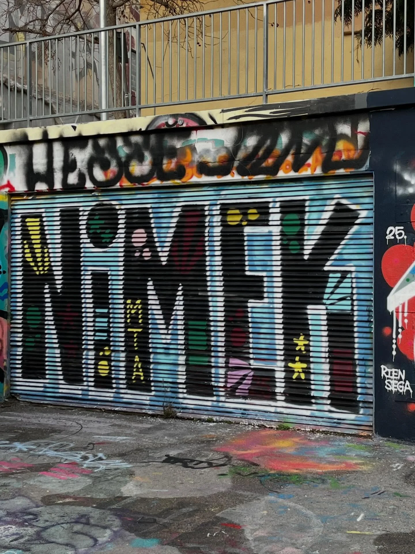 #graffiti #barcelonastreetart #barcelonastreetstyletour #streetarttourbarcelona #barcelonastreetarttour