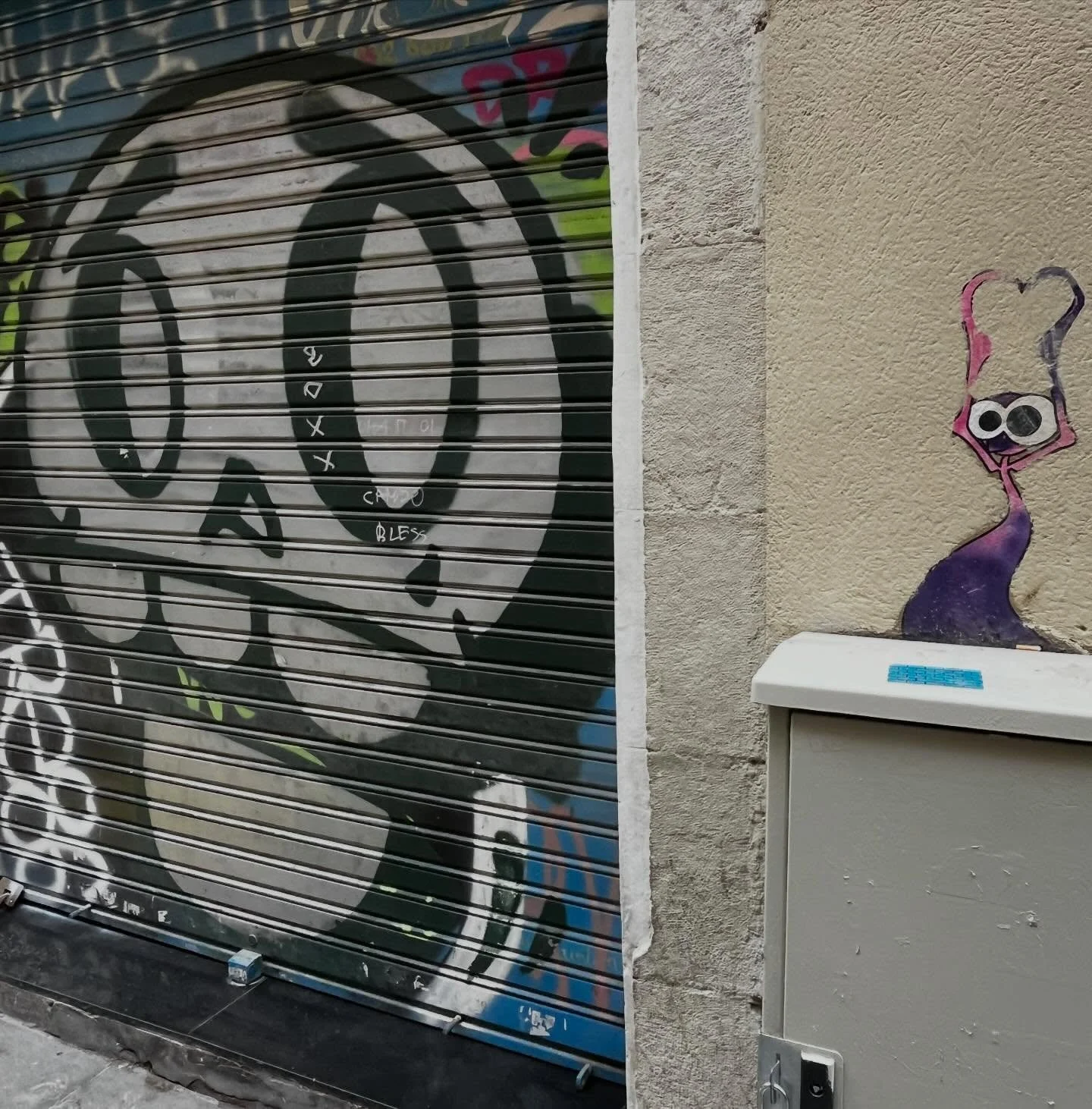 @wake.up.official @qwert.art #streetart #barcelonastreetart #barcelonastreetstyletour #streetarttourbarcelona #barcelonastreetarttour