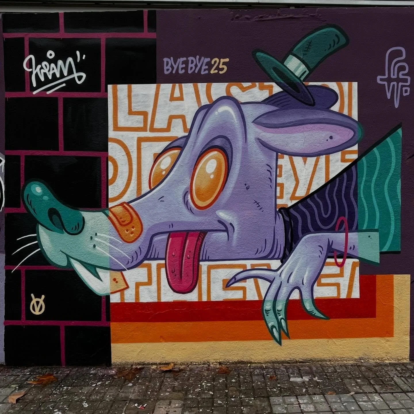 @kram_bcn #streetart #barcelonastreetart #barcelonastreetstyletour #streetarttourbarcelona #barcelonastreetarttour