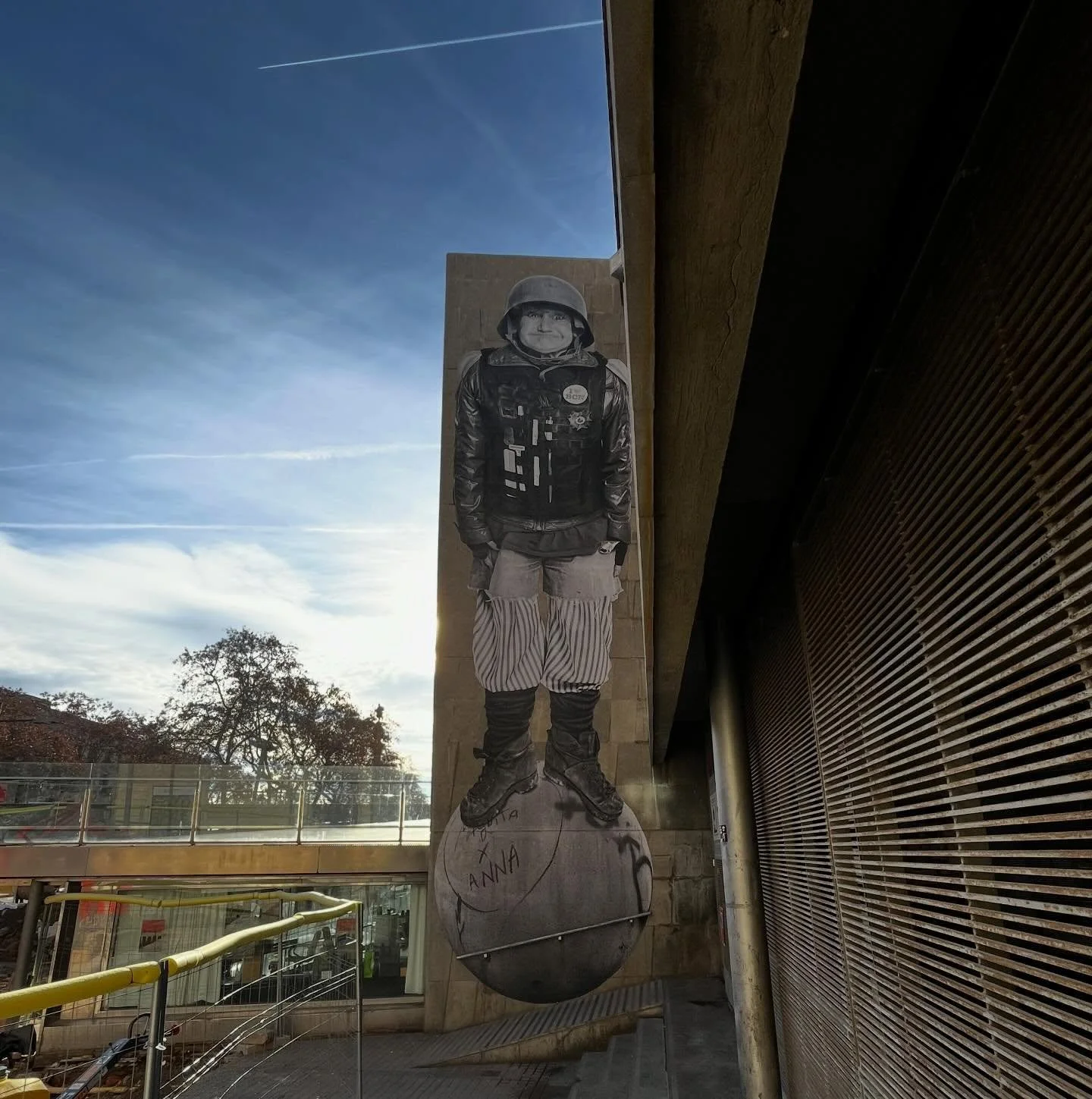 @teo__vazquez #streetart #barcelonastreetart #barcelonastreetstyletour #streetarttourbarcelona #barcelonastreetarttour