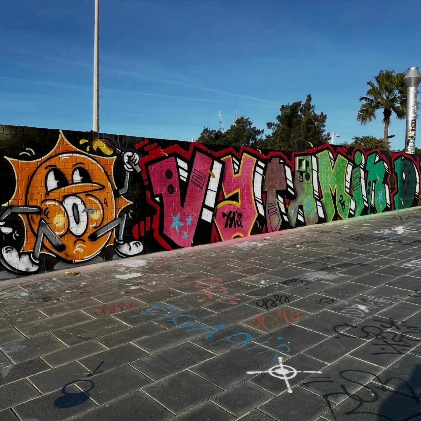 #graffiti #barcelonastreetart #barcelonastreetstyletour #streetarttourbarcelona #barcelonastreetarttour