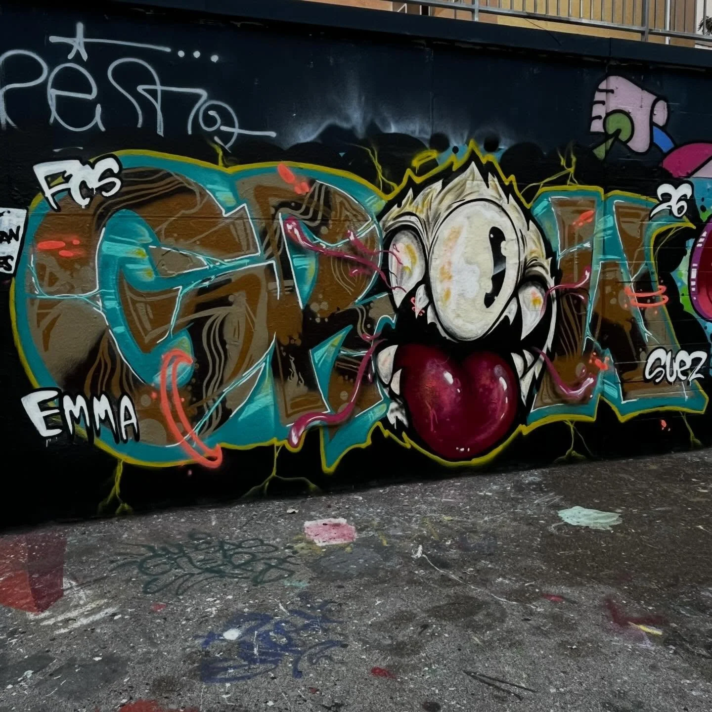 @g.r.o.w23 #streetart #barcelonastreetart #barcelonastreetstyletour #streetarttourbarcelona #barcelonastreetarttour