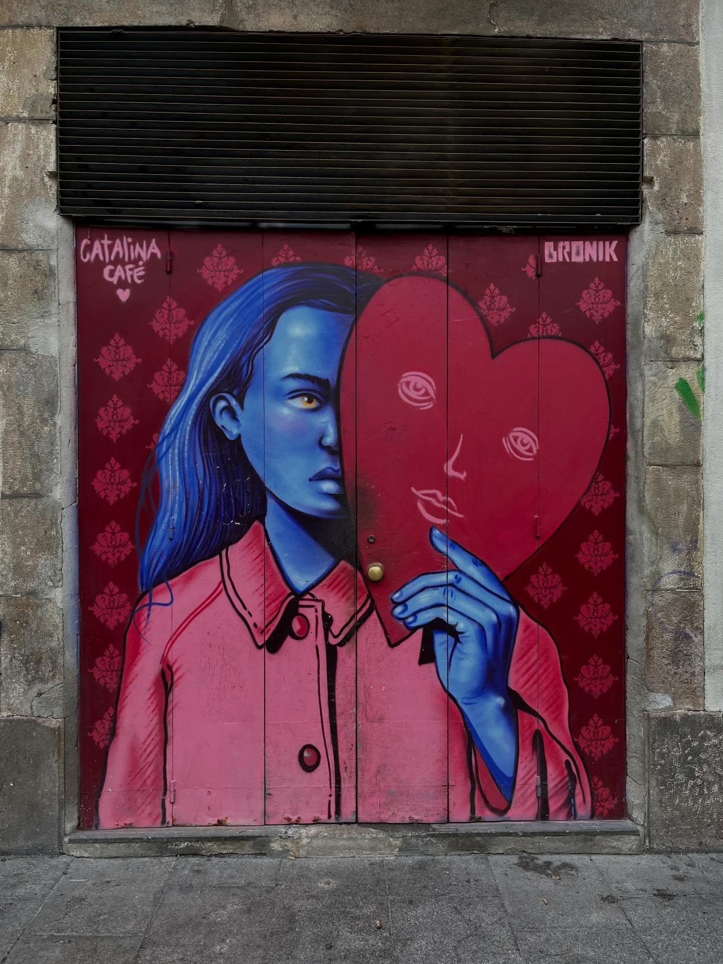 @bronikart #streetart #barcelonastreetart #barcelonastreetstyletour #streetarttourbarcelona #barcelonastreetarttour