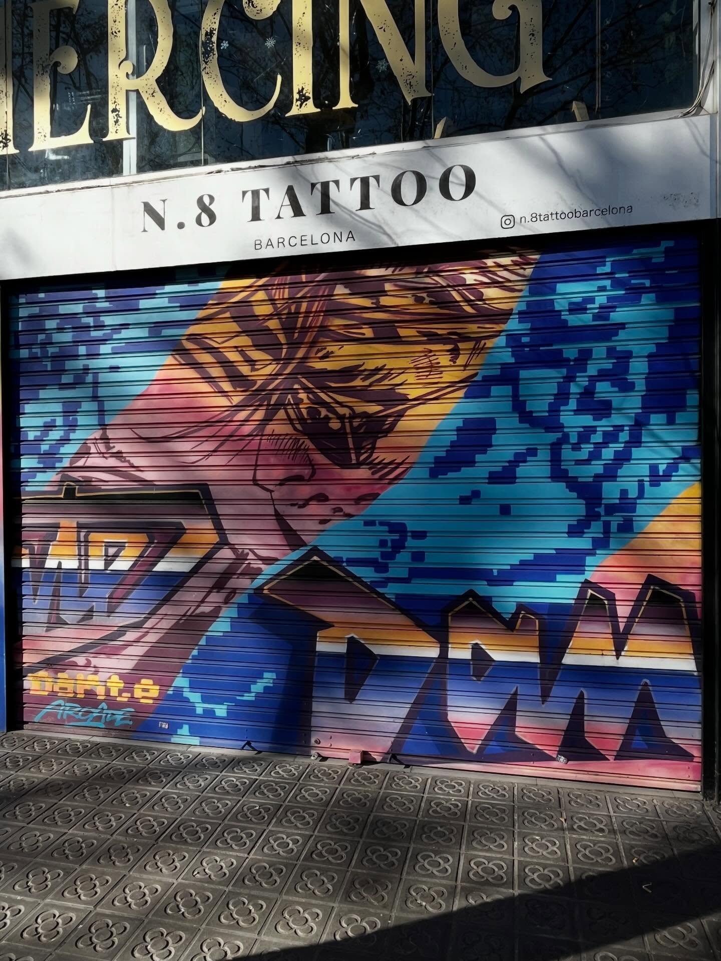 @dantearcade #streetart #barcelonastreetart #barcelonastreetstyletour #streetarttourbarcelona #barcelonastreetarttour