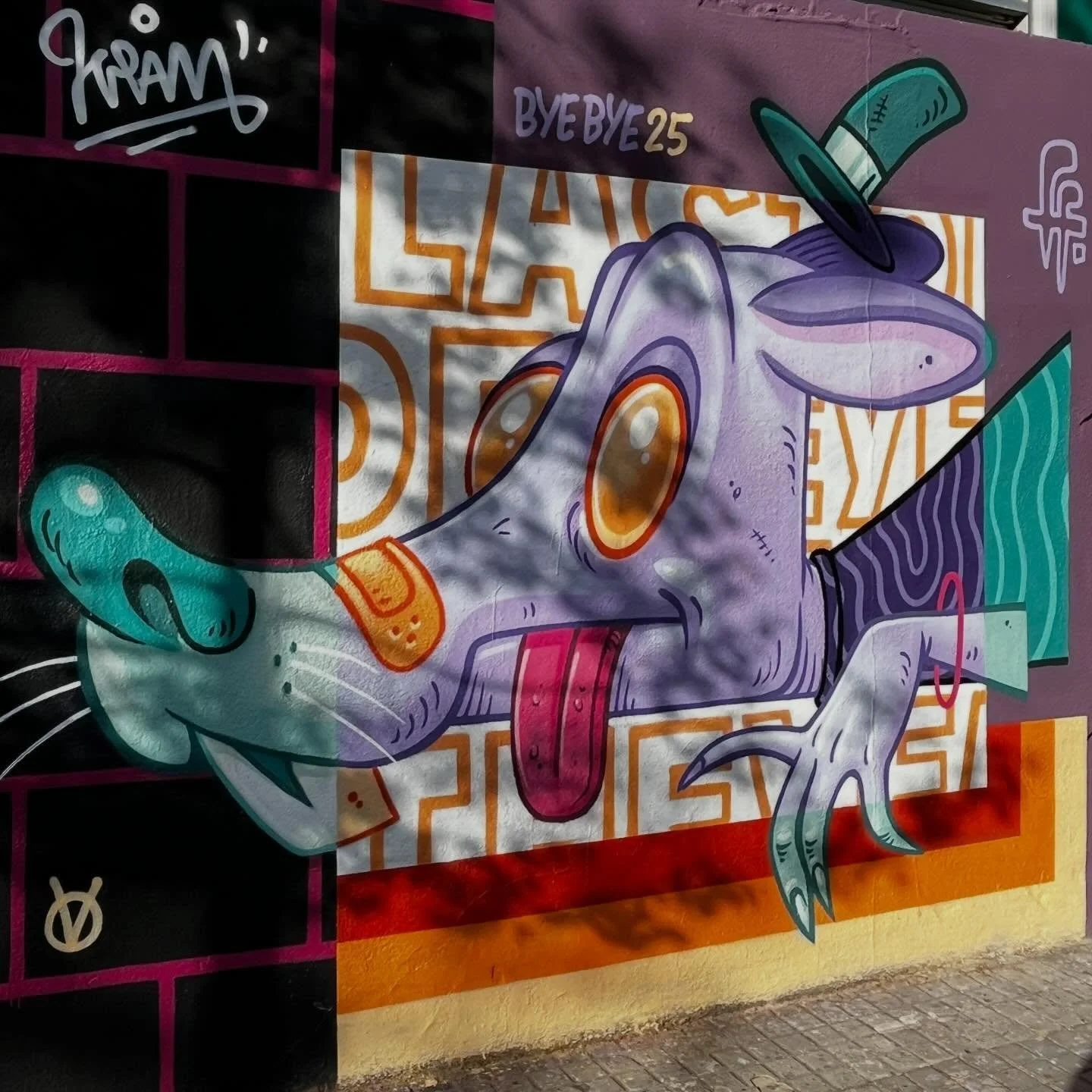 @kram_bcn #streetart #barcelonastreetart #barcelonastreetstyletour #streetarttourbarcelona #barcelonastreetarttour