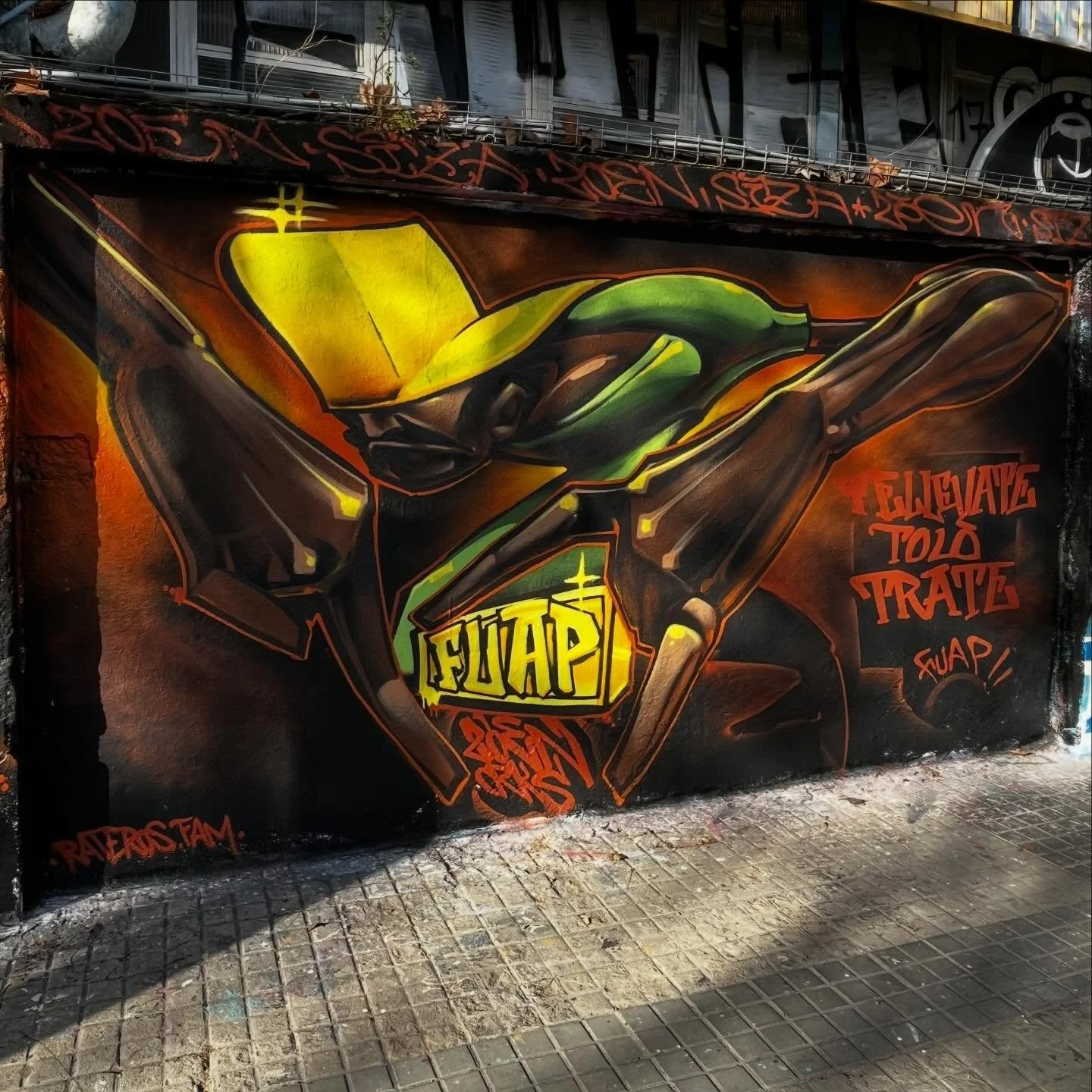 @zoencrks.can #streetart #barcelonastreetart #barcelonastreetstyletour #streetarttourbarcelona #barcelonastreetarttour