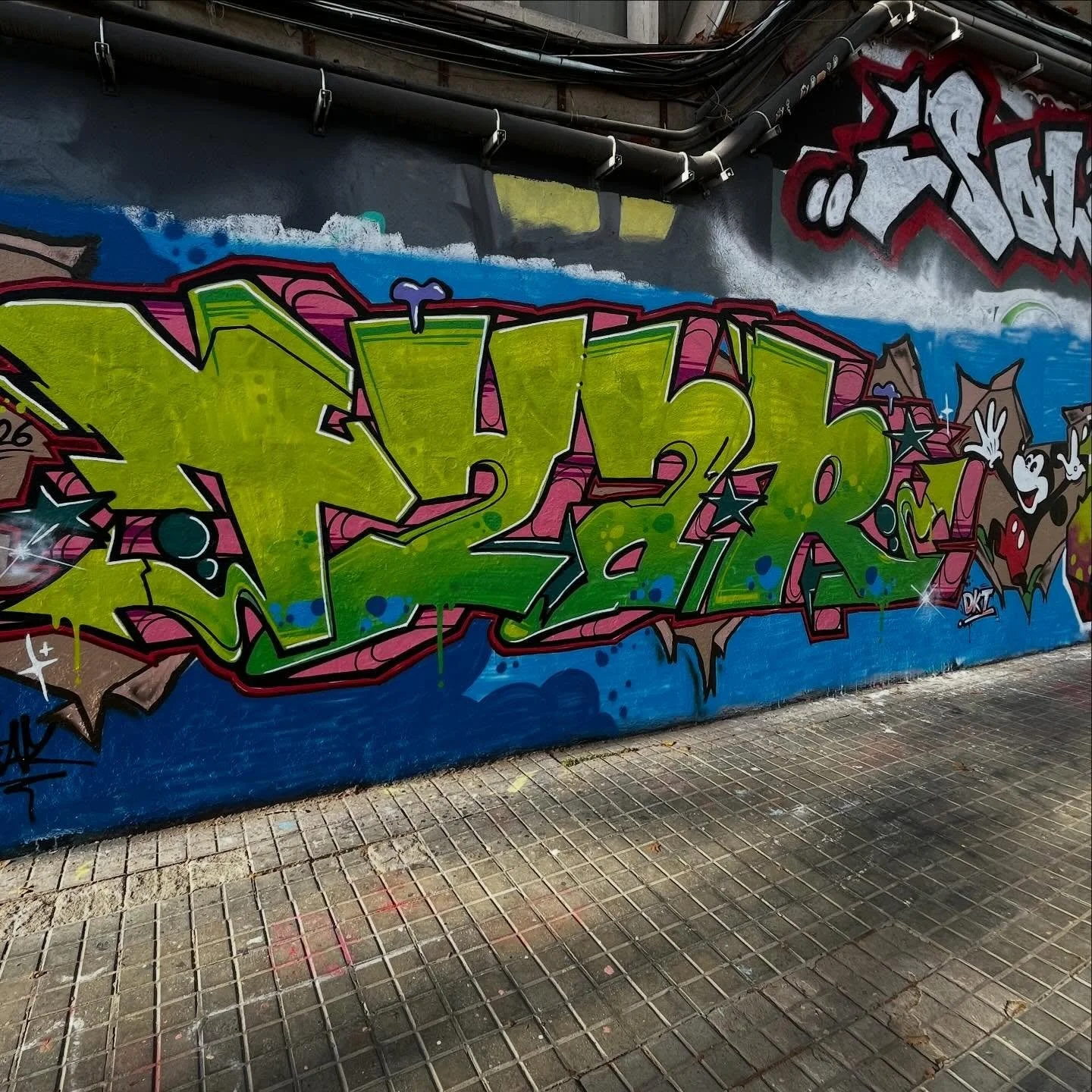 #graffiti #barcelonastreetart #barcelonastreetstyletour #streetarttourbarcelona #barcelonastreetarttour