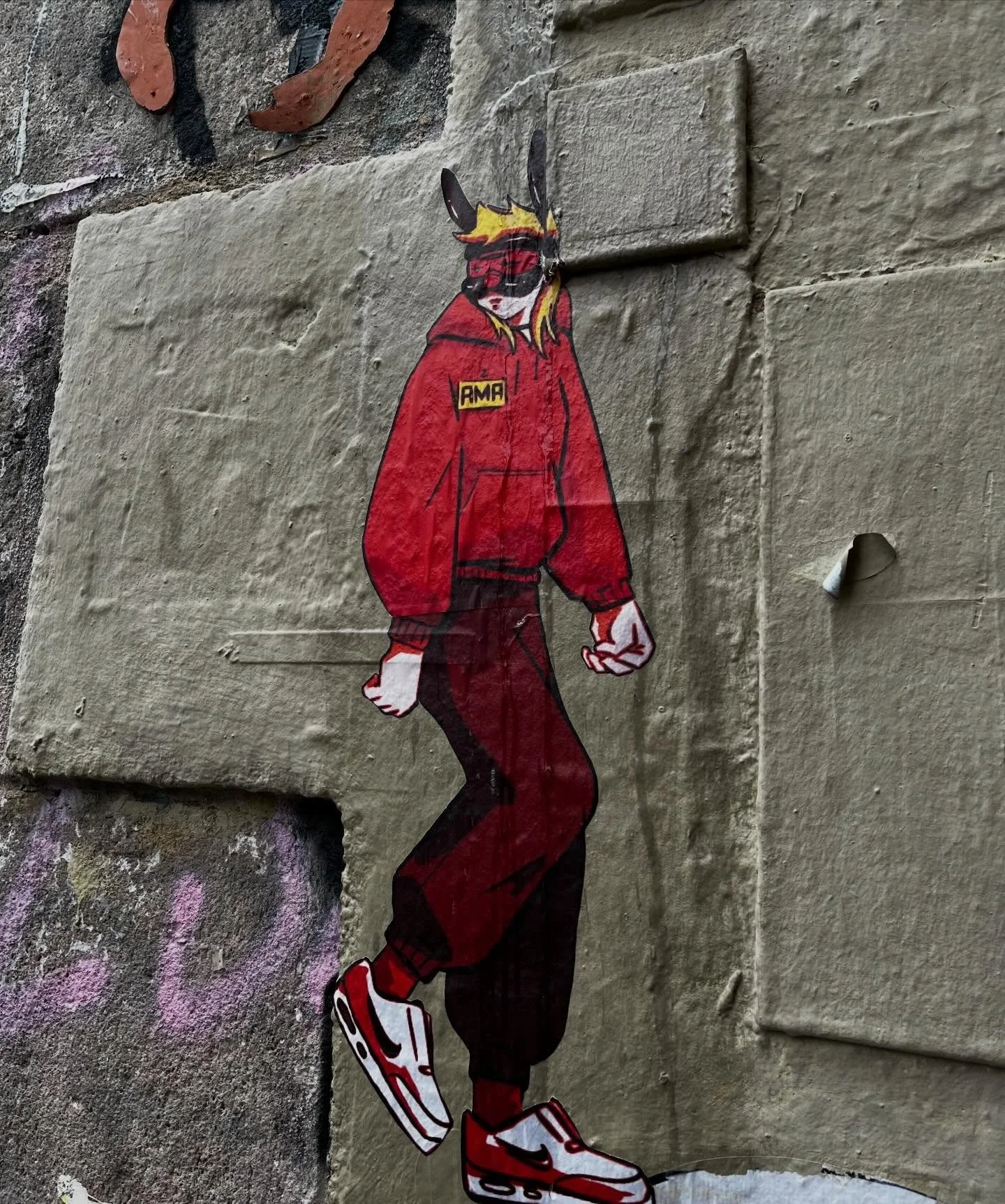 @angela.ilustra #streetart #barcelonastreetart #barcelonastreetstyletour #streetarttourbarcelona #barcelonastreetarttour