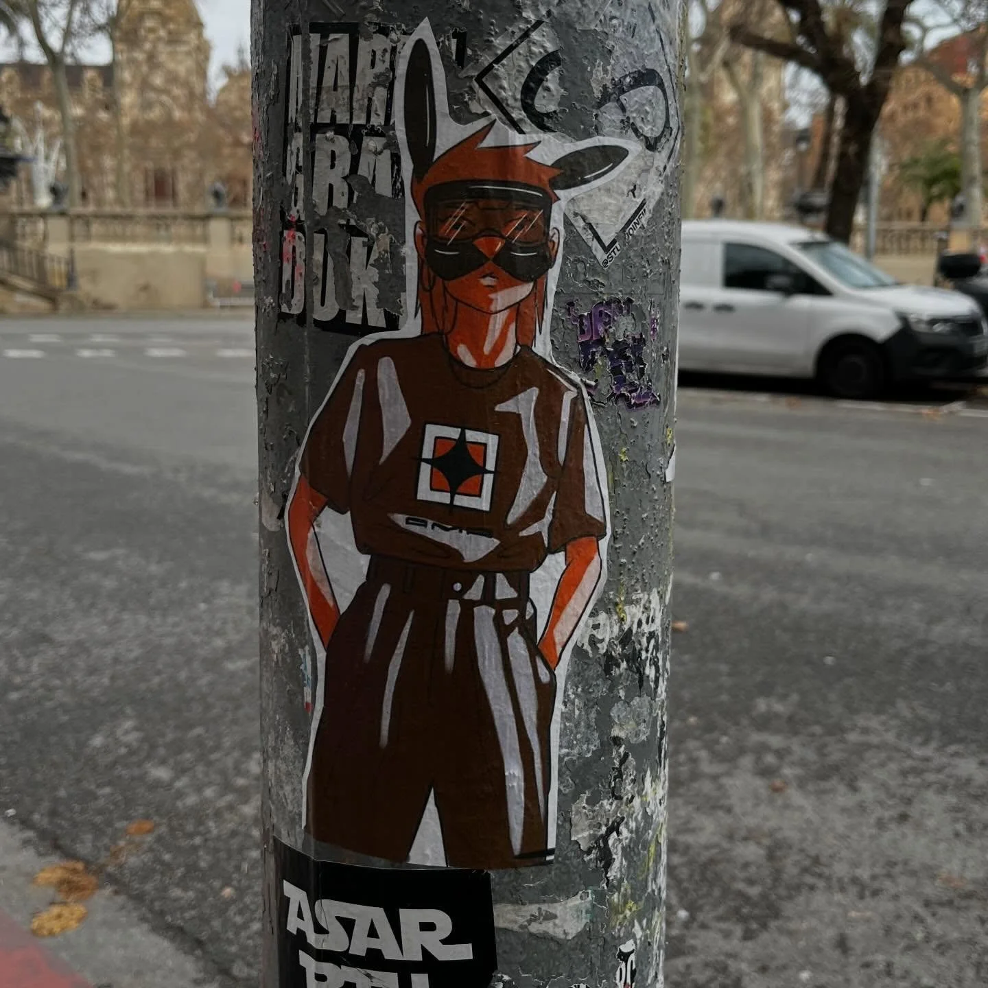 @angela.ilustra #streetart #barcelonastreetart #barcelonastreetstyletour #streetarttourbarcelona #barcelonastreetarttour