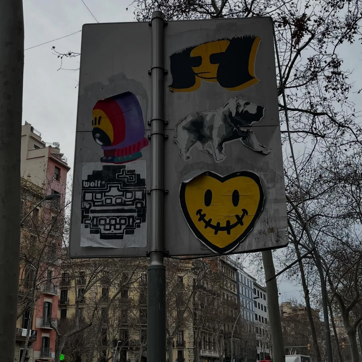 @colp_one @astronautstreetart @everybodyknowswolf @ferrol.mola #streetart #barcelonastreetart #barcelonastreetstyletour #streetarttourbarcelona #barcelonastreetarttour