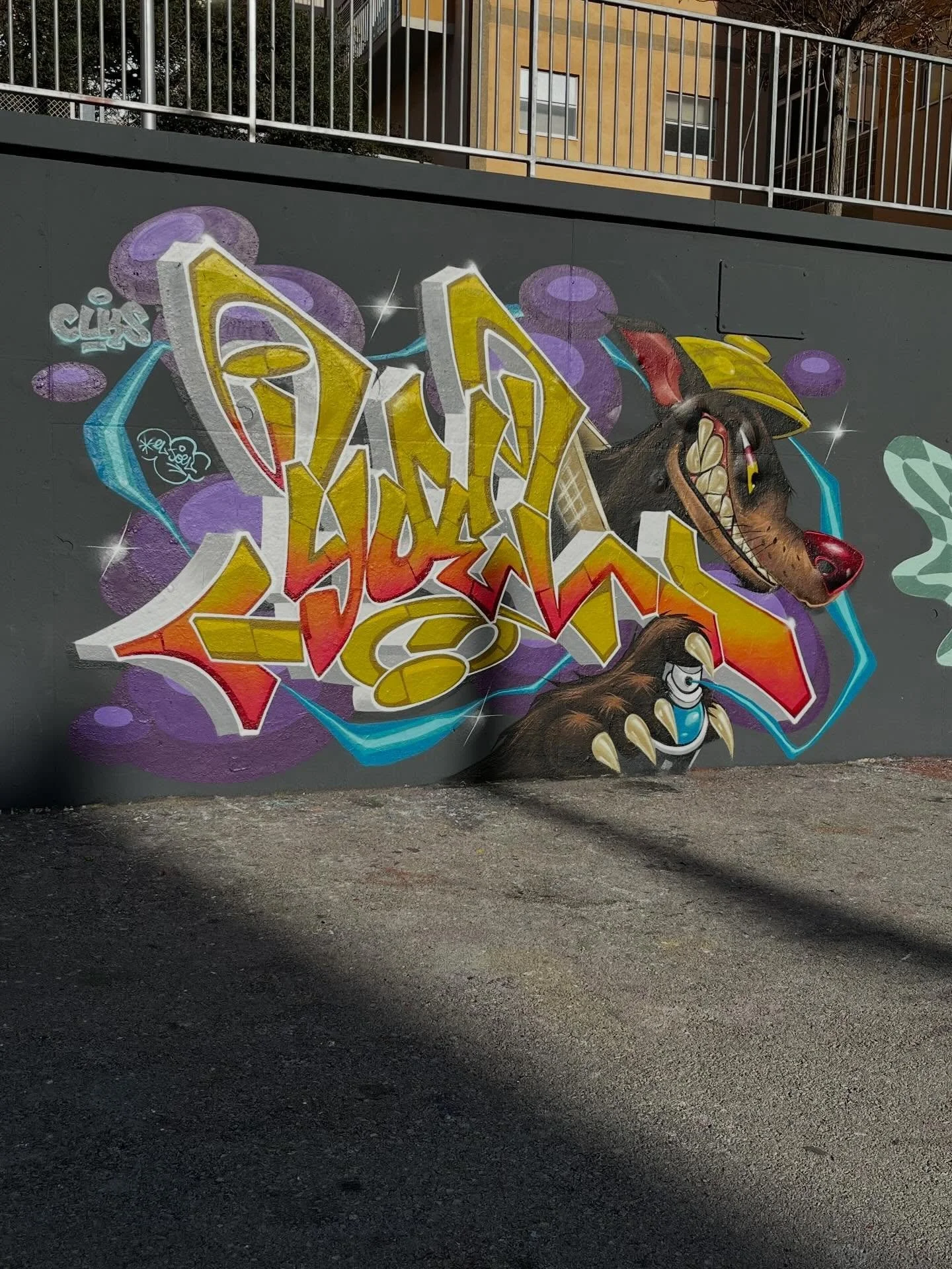 #graffiti #barcelonastreetart #barcelonastreetstyletour #streetarttourbarcelona #barcelonastreetarttour