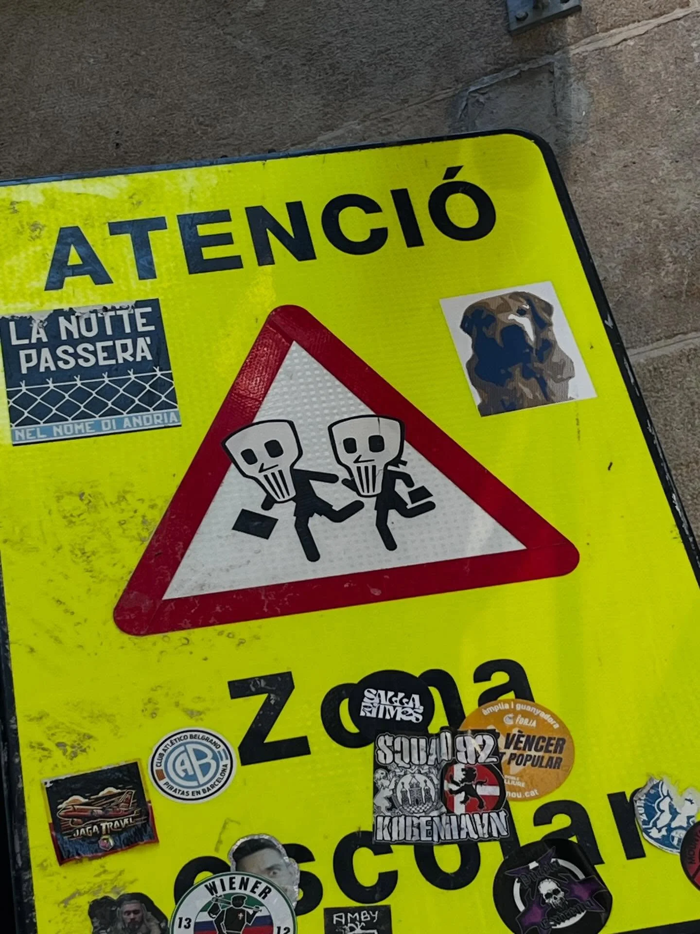 @monmort.laira @colp_one #streetart #barcelonastreetart #barcelonastreetstyletour #streetarttourbarcelona #barcelonastreetarttour