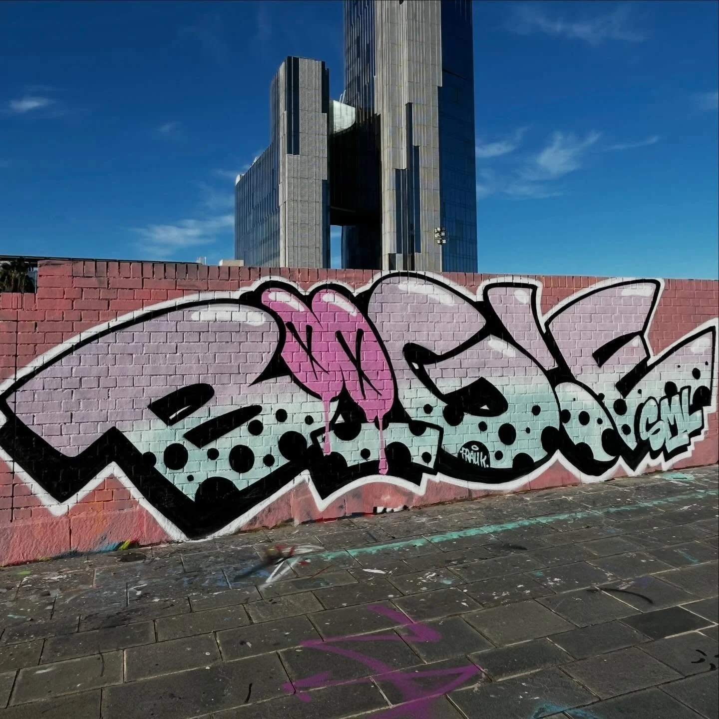 #graffiti #barcelonastreetart #barcelonastreetstyletour #streetarttourbarcelona #barcelonastreetarttour