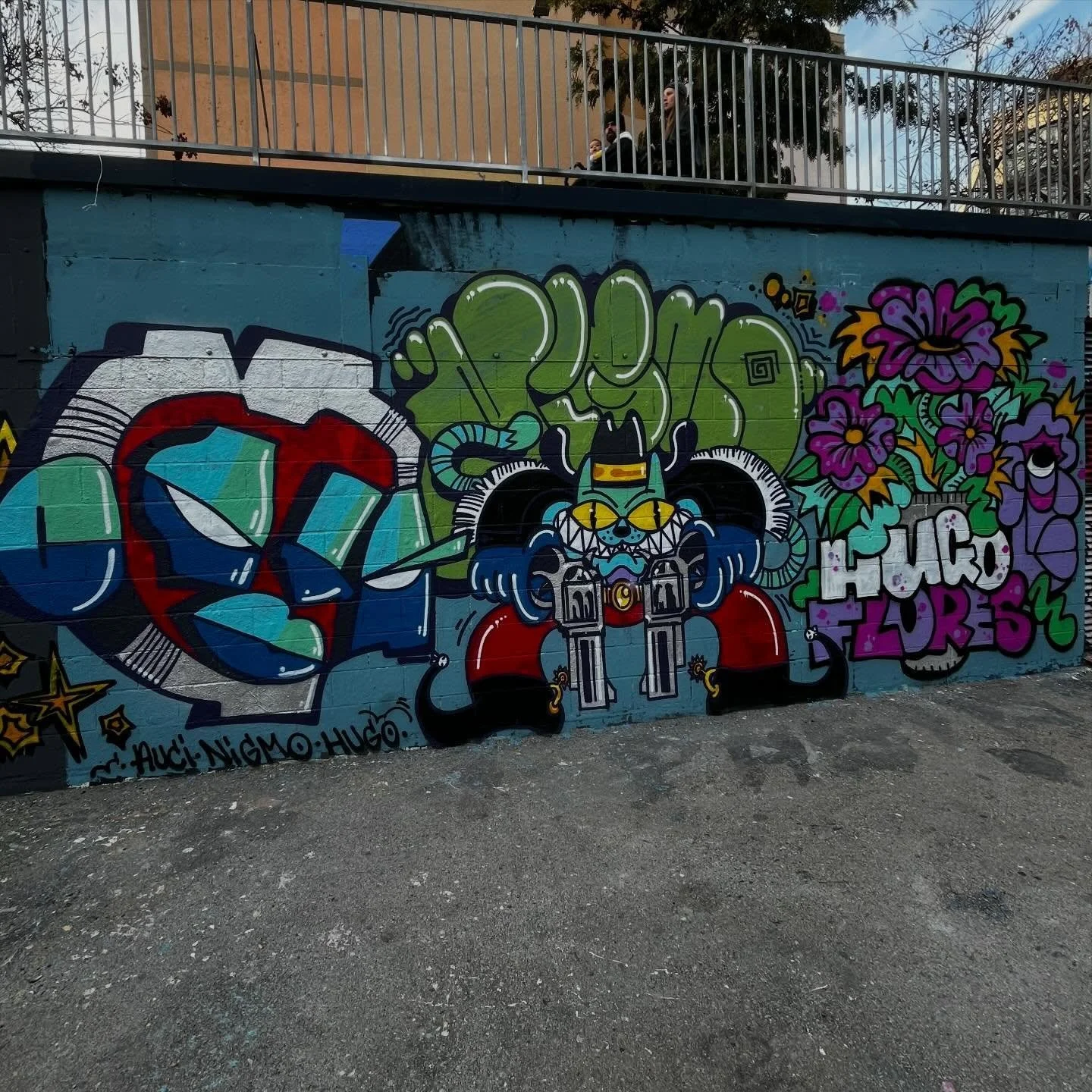 @auciella @mr_nigmo @hu.goflores #streetart #barcelonastreetart #barcelonastreetstyletour #streetarttourbarcelona #barcelonastreetarttour