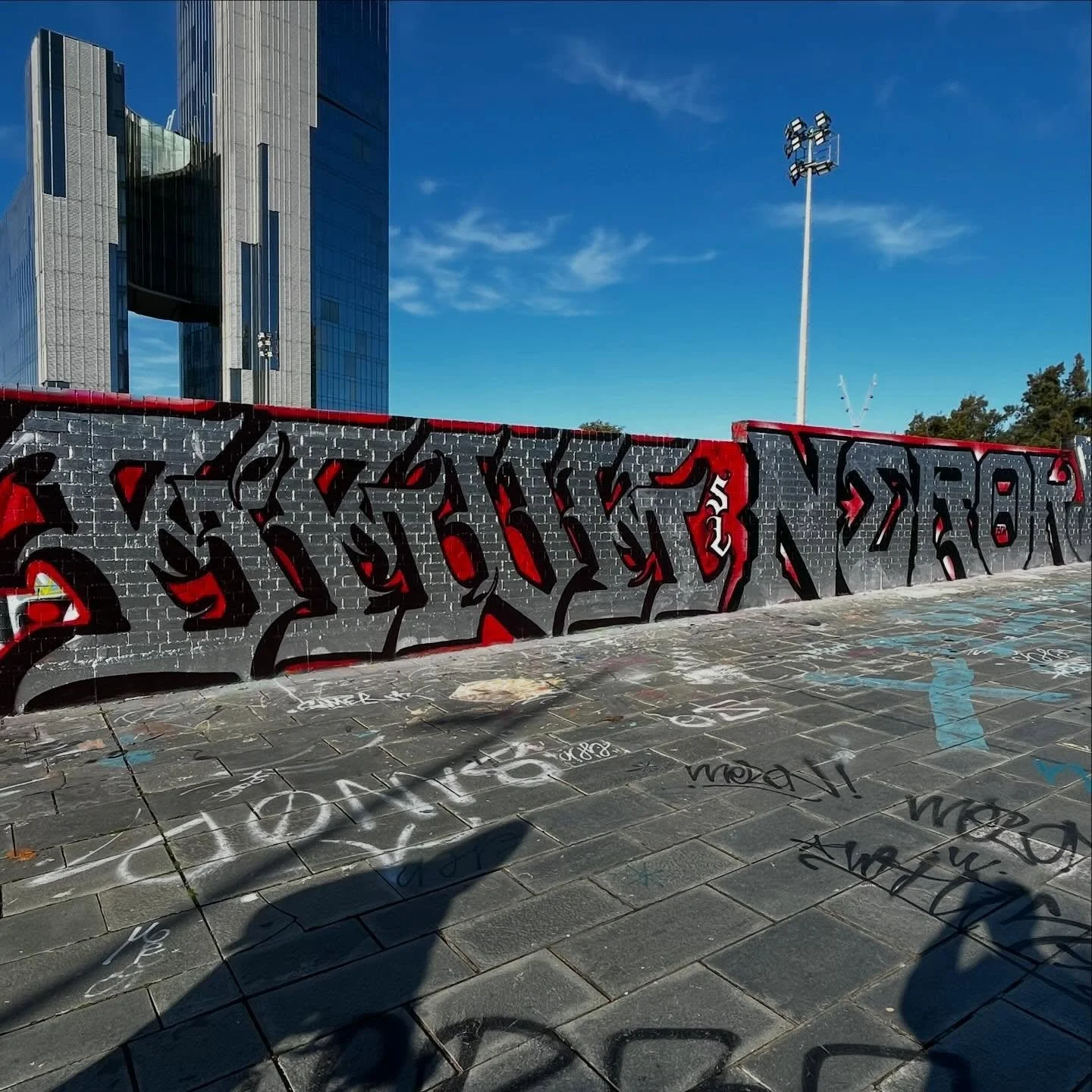 @brukingb2 #graffiti #barcelonastreetart #barcelonastreetstyletour #streetarttourbarcelona #barcelonastreetarttour