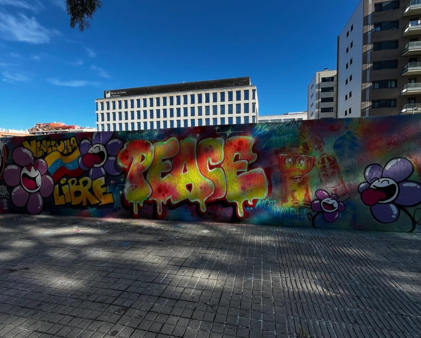 @theurbanflowers @dantearcade #streetart #barcelonastreetart #barcelonastreetstyletour #streetarttourbarcelona #barcelonastreetarttour