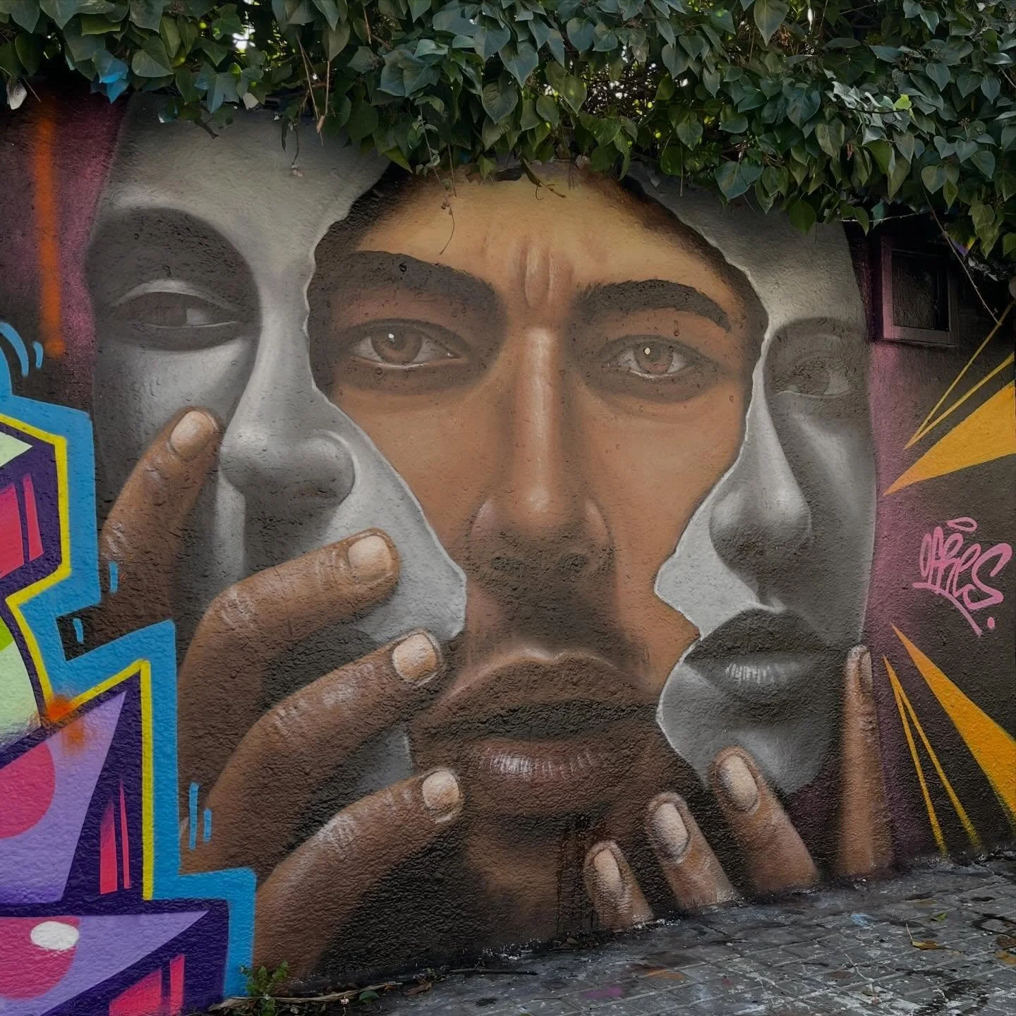 @ofrestayla #streetart #barcelonastreetart #barcelonastreetstyletour #streetarttourbarcelona #barcelonastreetarttour