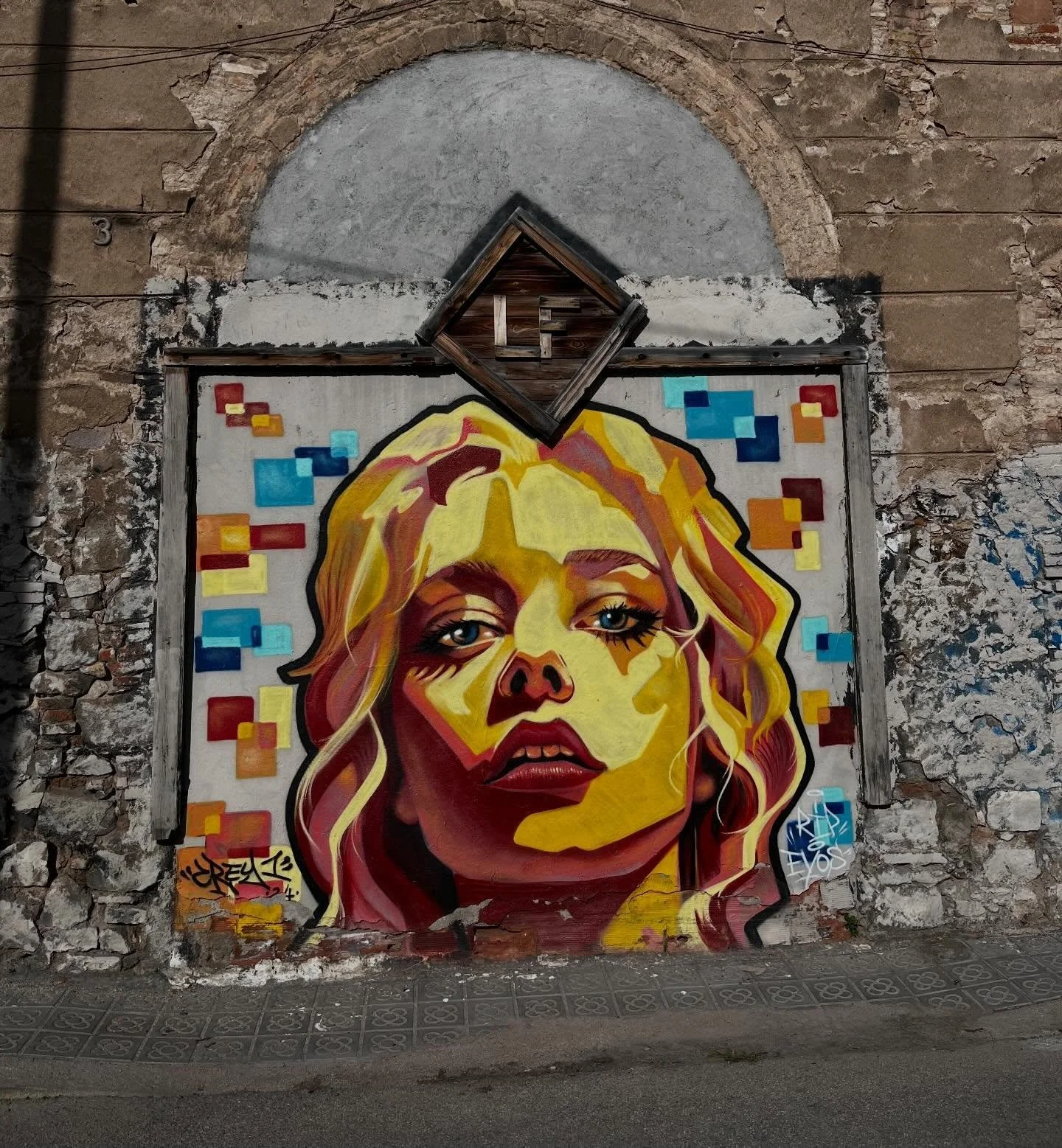 @creysprays #streetart #barcelonastreetart #barcelonastreetstyletour #streetarttourbarcelona #barcelonastreetarttour