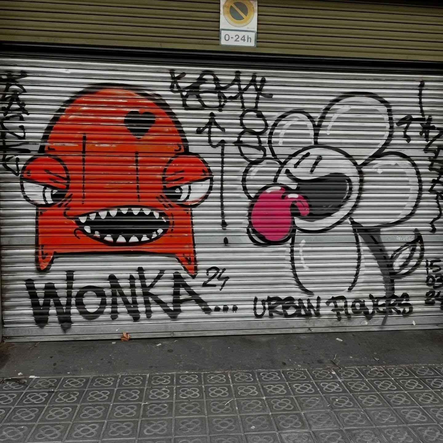 @willy404wonka @theurbanflowers #graffiti #barcelonastreetart #barcelonastreetstyletour #streetarttourbarcelona #barcelonastreetarttour