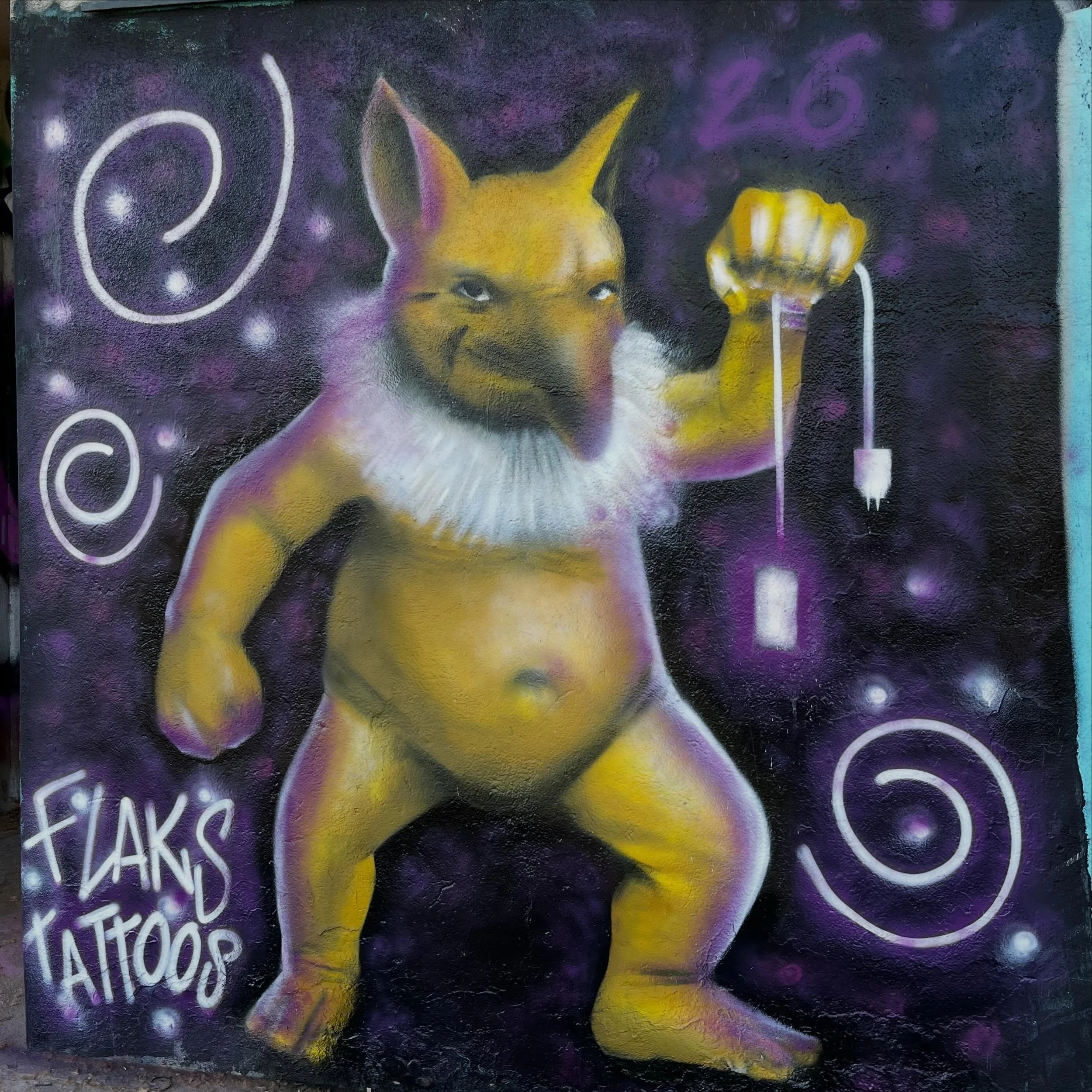 @flaks_tattoos #streetart #barcelonastreetart #barcelonastreetstyletour #streetarttourbarcelona #barcelonastreetarttour