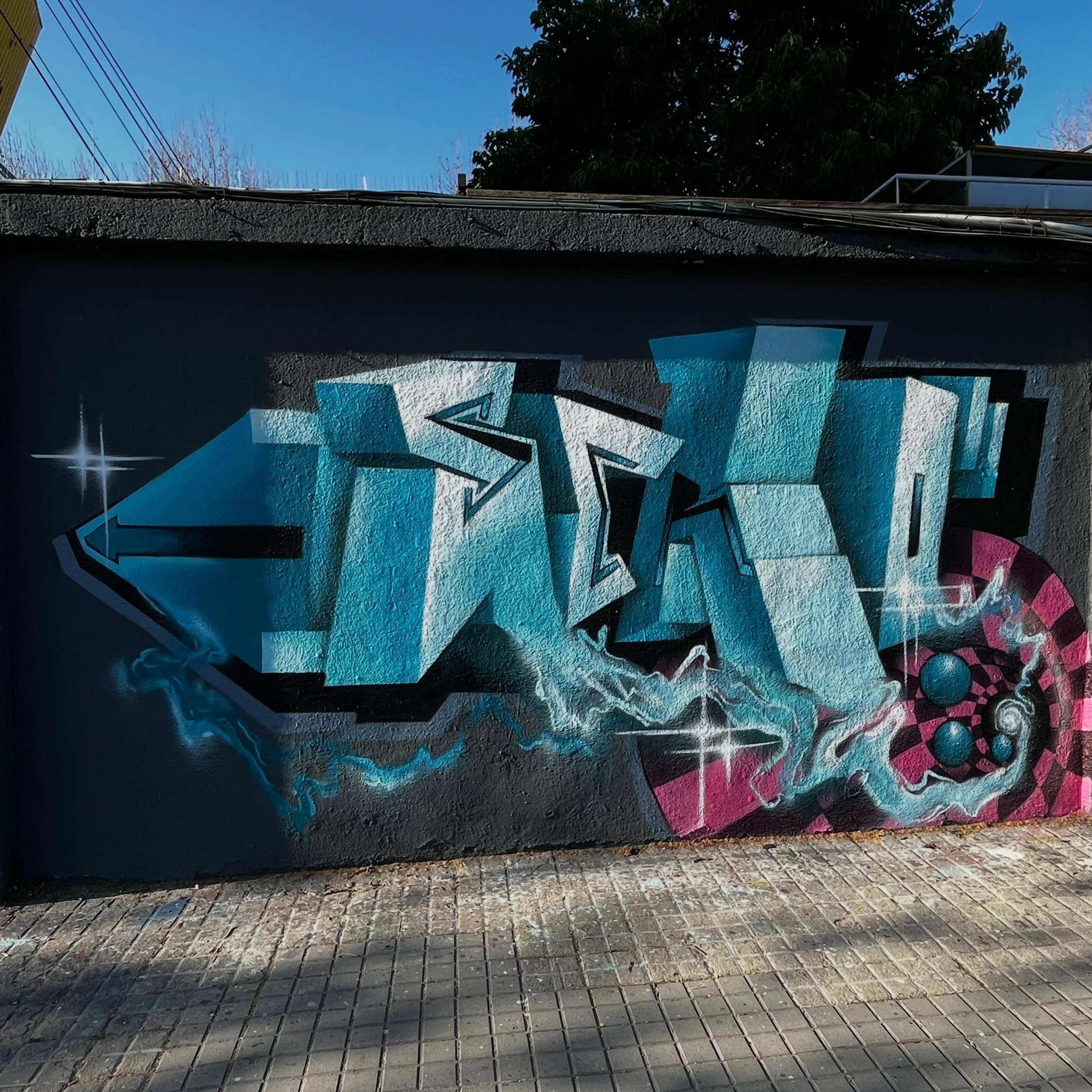#graffiti #barcelonastreetart #barcelonastreetstyletour #streetarttourbarcelona #barcelonastreetarttour