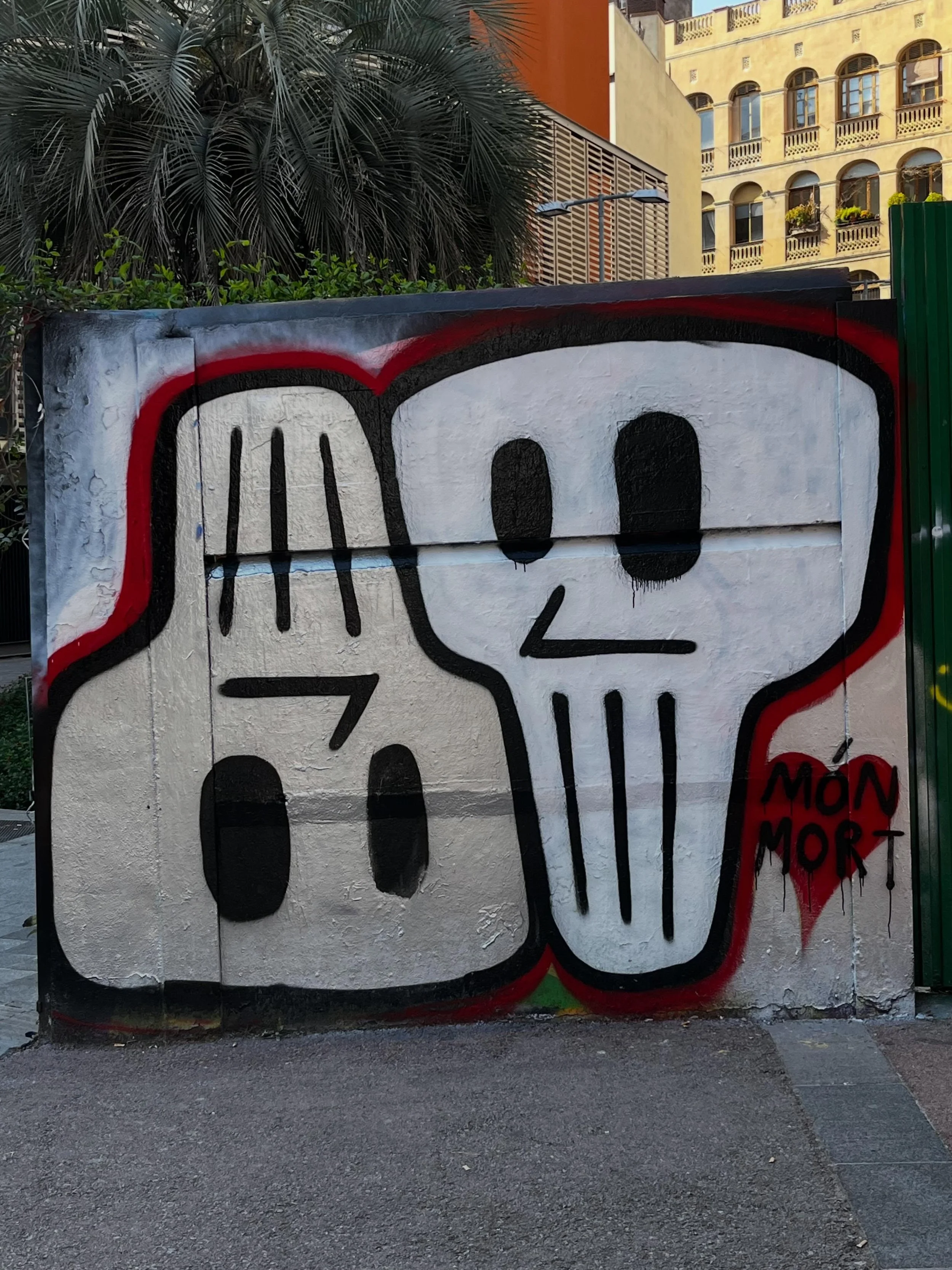 @monmort.laira #graffiti #barcelonastreetart #barcelonastreetstyletour #streetarttourbarcelona #barcelonastreetarttour